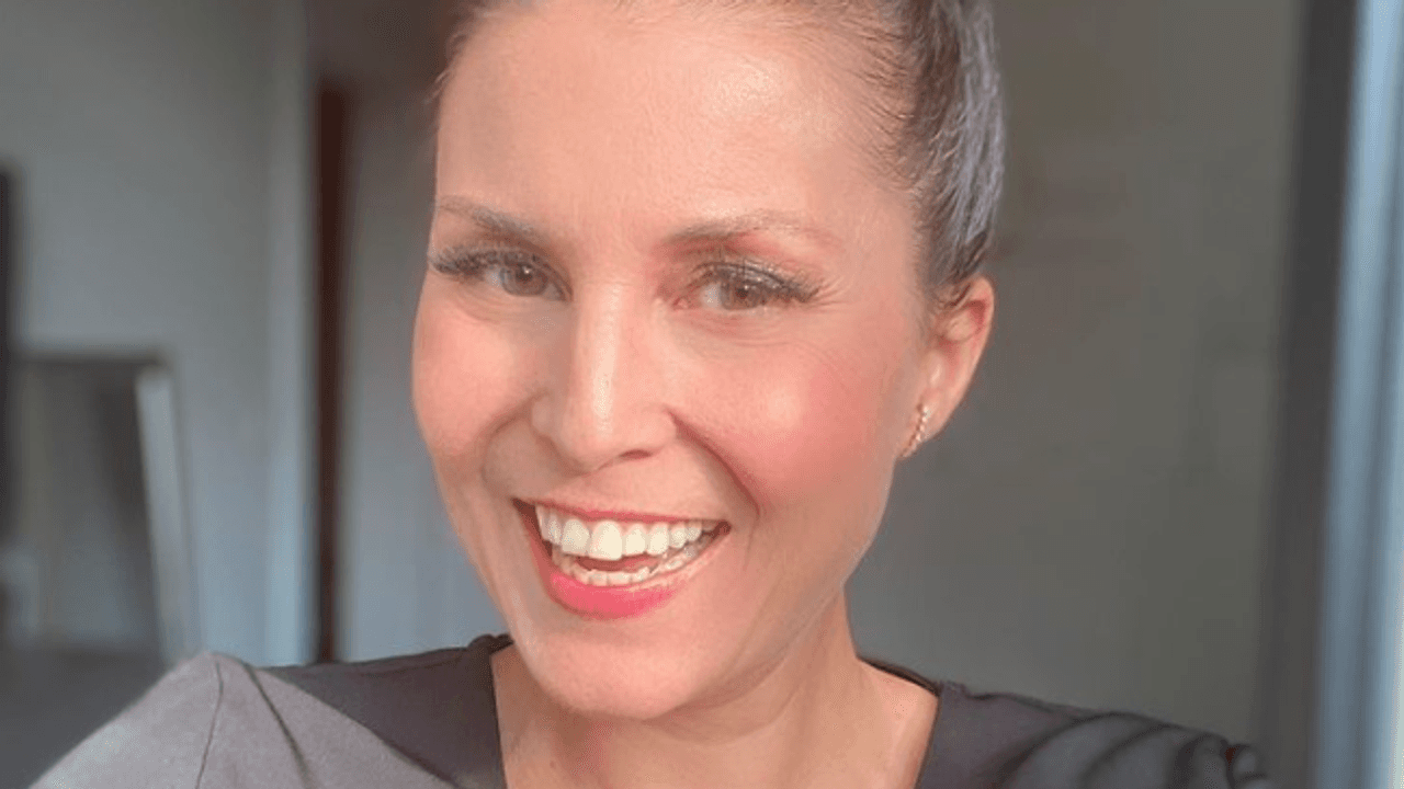 Moderatorin Vanessa Blumhagen lacht auf einem Selfie in die Kamera. Das Bild postete sie am 21. Juli 2021 auf ihrem Instagram-Profil.
