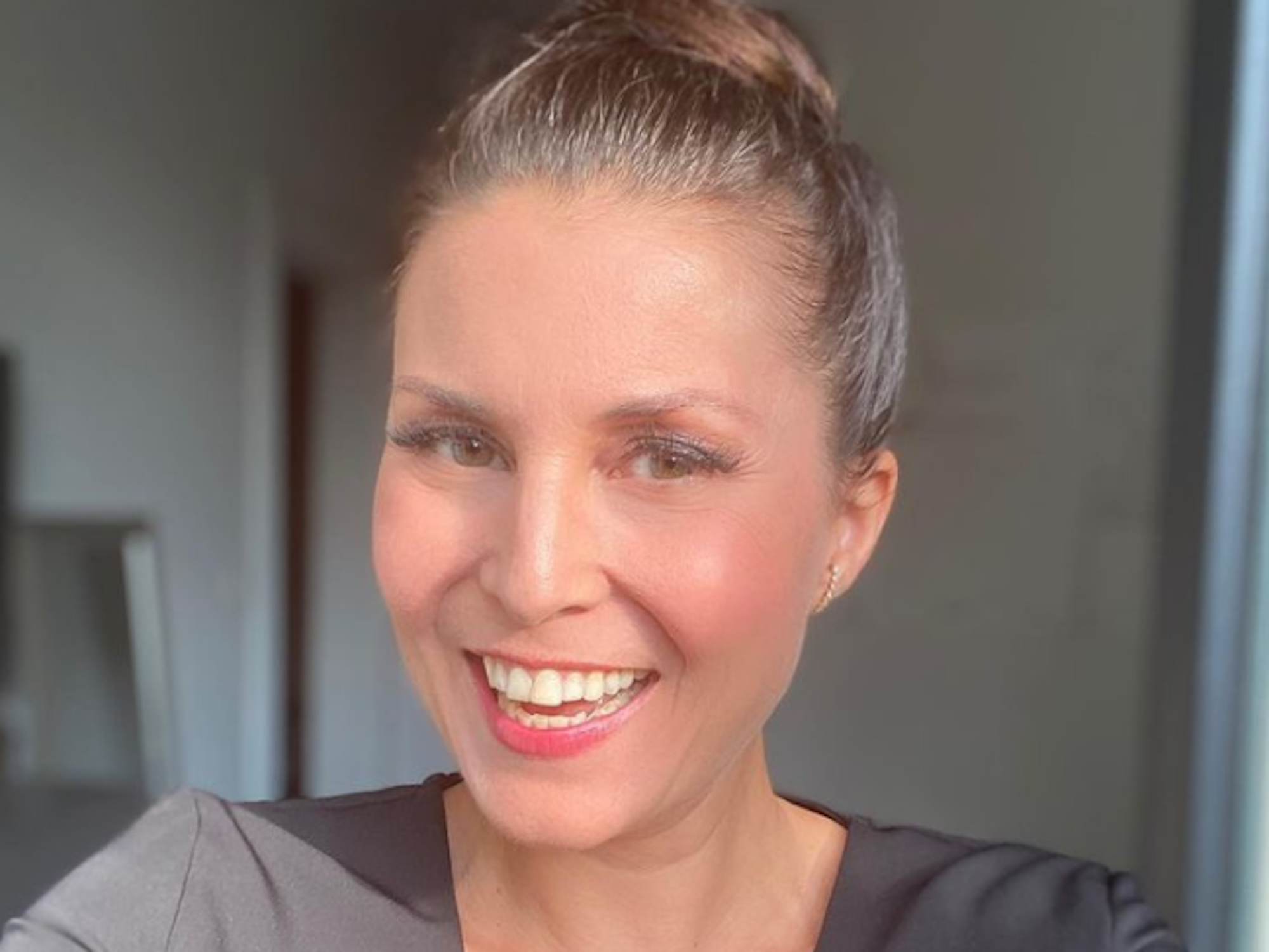 Moderatorin Vanessa Blumhagen lacht auf einem Selfie in die Kamera. Das Bild postete sie am 21. Juli 2021 auf ihrem Instagram-Profil.