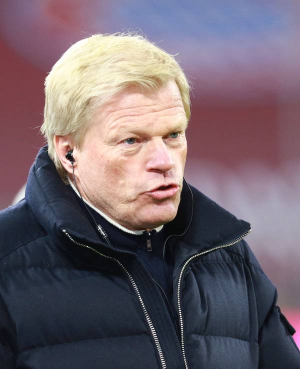 Oliver Kahn vom FC Bayern steht am Spielfeldrand.