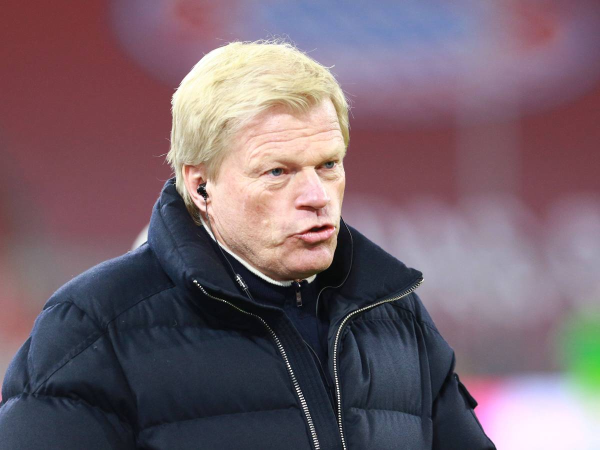 Oliver Kahn vom FC Bayern steht am Spielfeldrand.