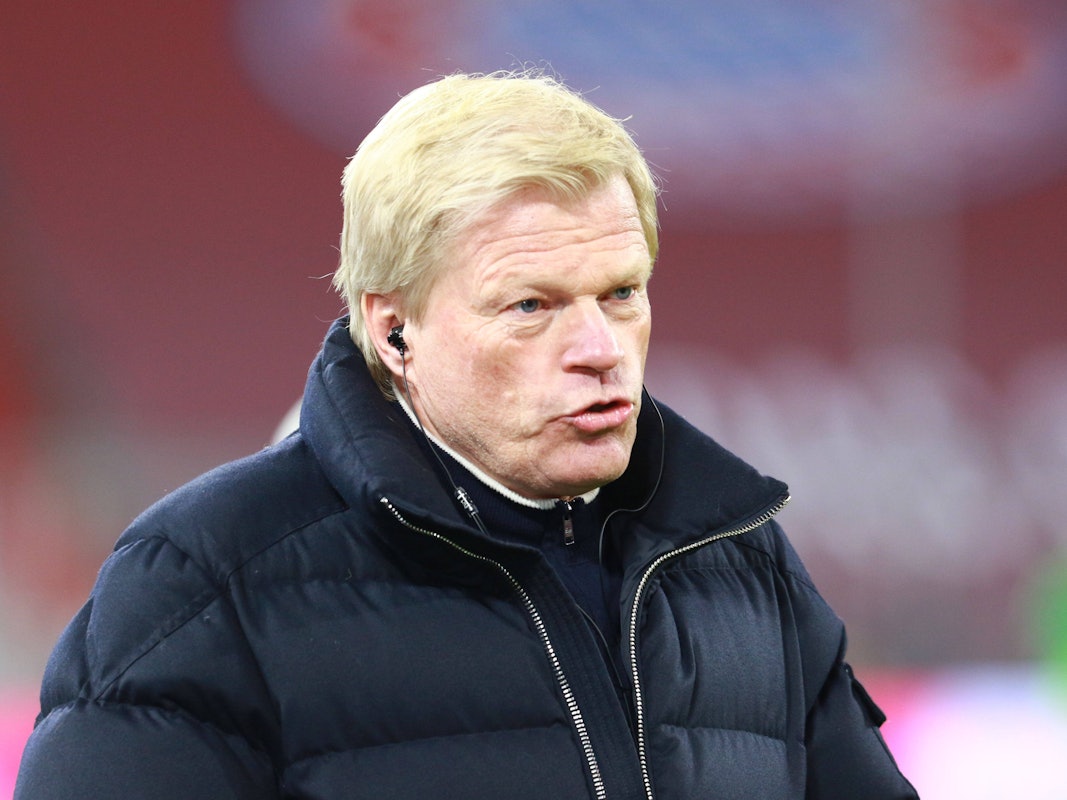 Oliver Kahn vom FC Bayern steht am Spielfeldrand.