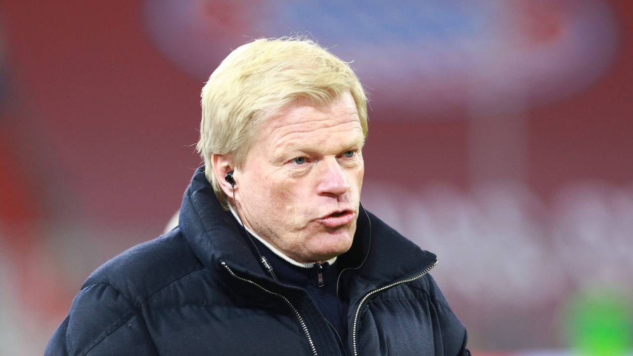 Oliver Kahn vom FC Bayern steht am Spielfeldrand.
