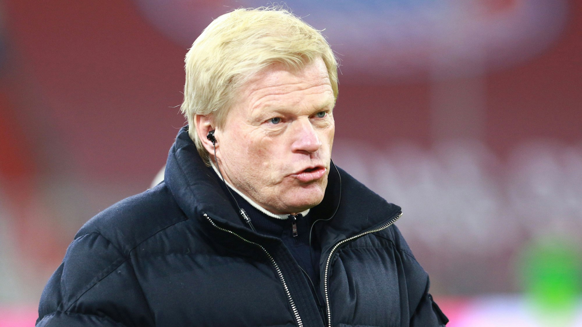 Oliver Kahn vom FC Bayern steht am Spielfeldrand.