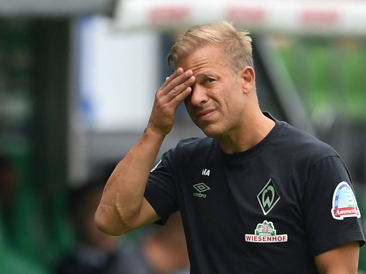 Werders damaliger Trainer Markus Anfang steht an der Seitenlinie. Der ehemalige Werder-Trainer Anfang darf wegen der Nutzung eines gefälschten Impfpasses in dieser Saison nicht mehr als Trainer arbeiten.
