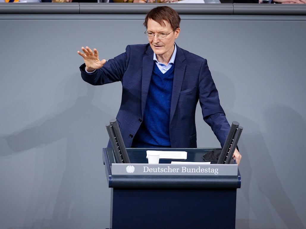 Karl Lauterbach, SPD-Bundestagsabgeordneter und Bundesminister für Gesundheit, spricht am 26. Januar 2022 bei der Orientierungsdebatte zu einer SARS-CoV-2-Impfpflicht im Bundestag.