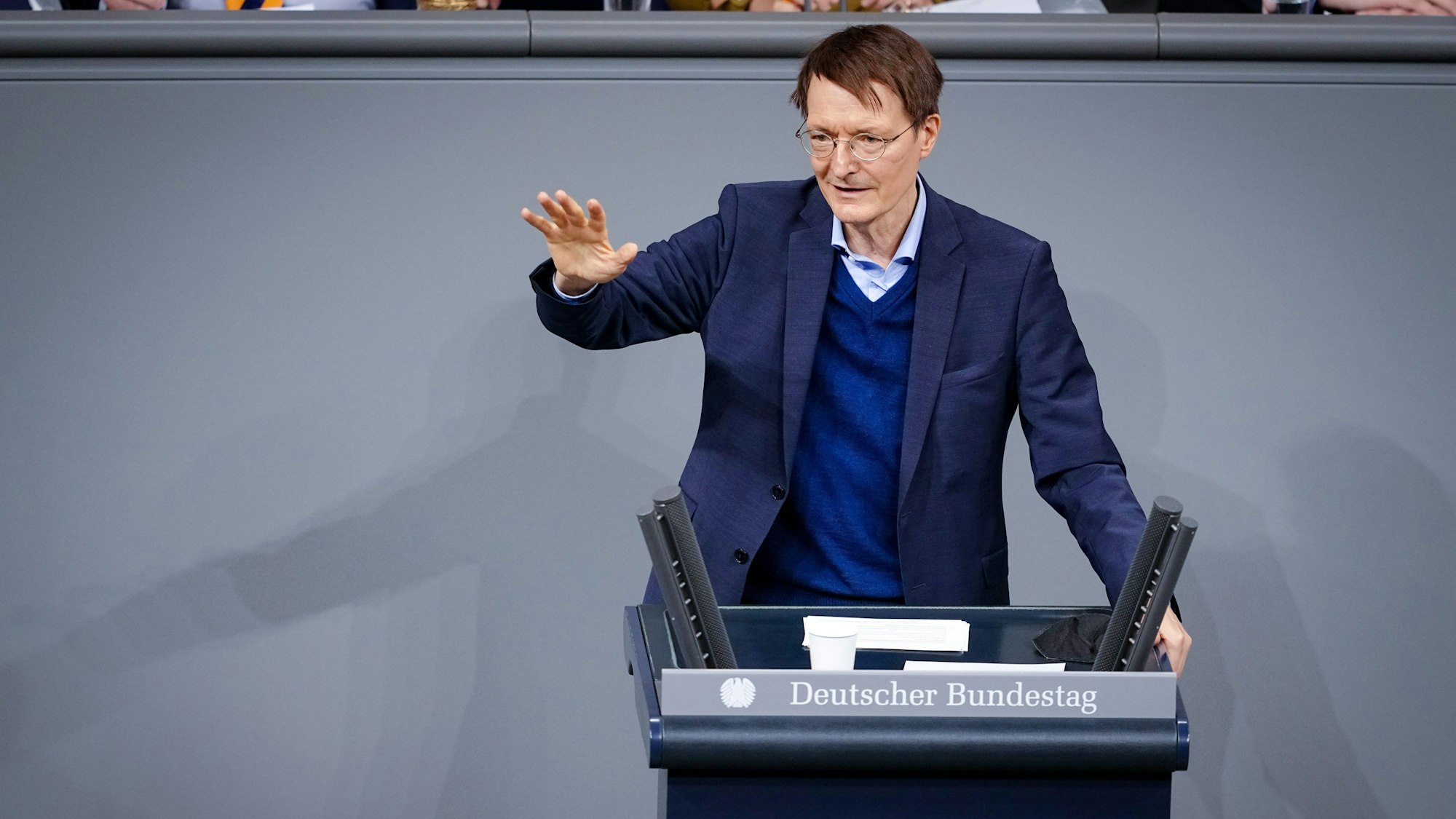 Karl Lauterbach, SPD-Bundestagsabgeordneter und Bundesminister für Gesundheit, spricht am 26. Januar 2022 bei der Orientierungsdebatte zu einer SARS-CoV-2-Impfpflicht im Bundestag.