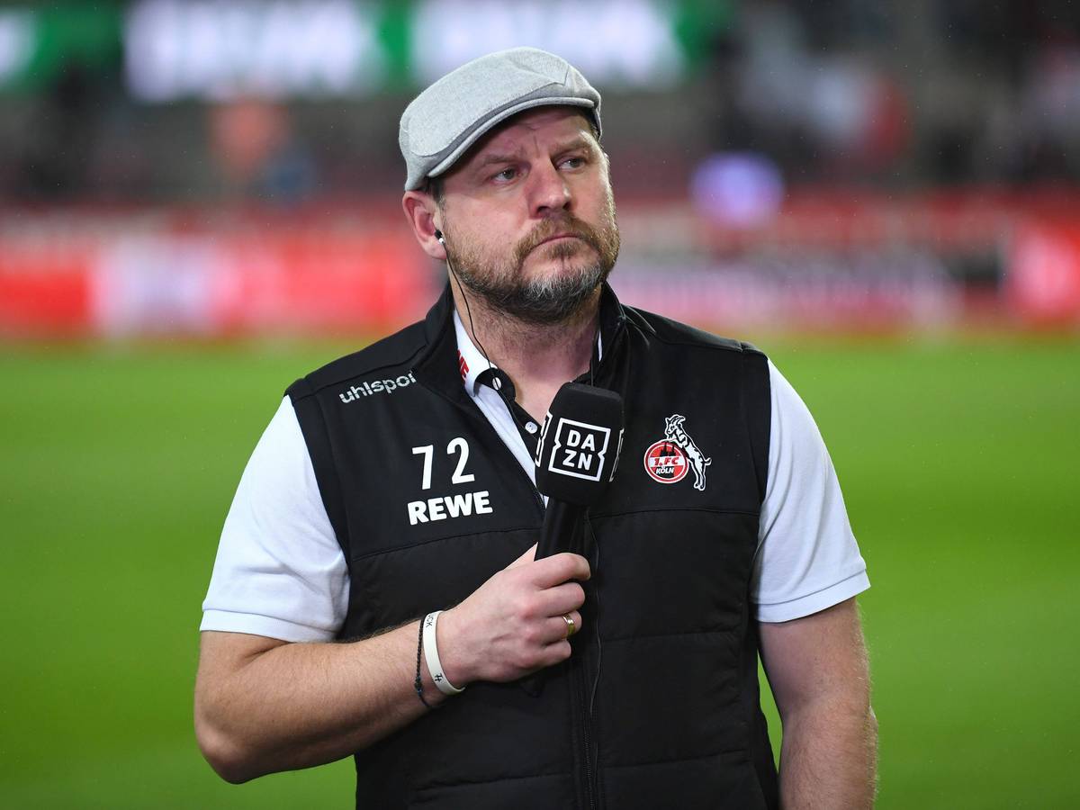Steffen Baumgart, Cheftrainer des 1. FC Köln, steht am Spielfeldrand.