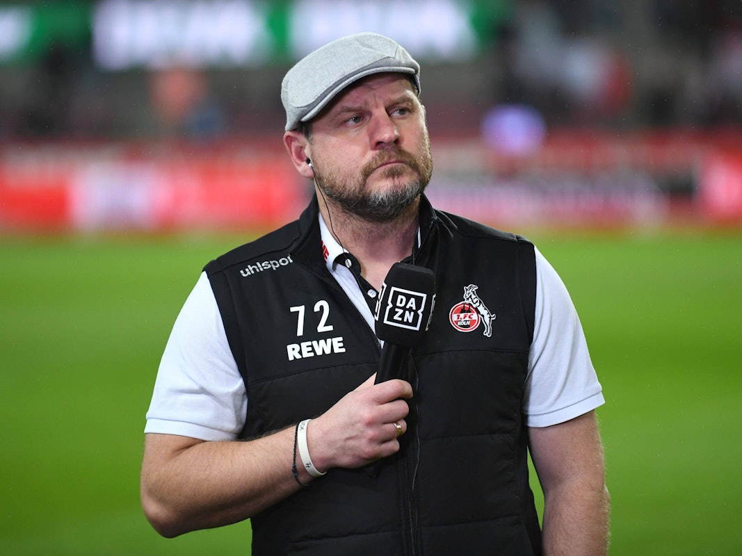 Steffen Baumgart, Cheftrainer des 1. FC Köln, steht am Spielfeldrand.