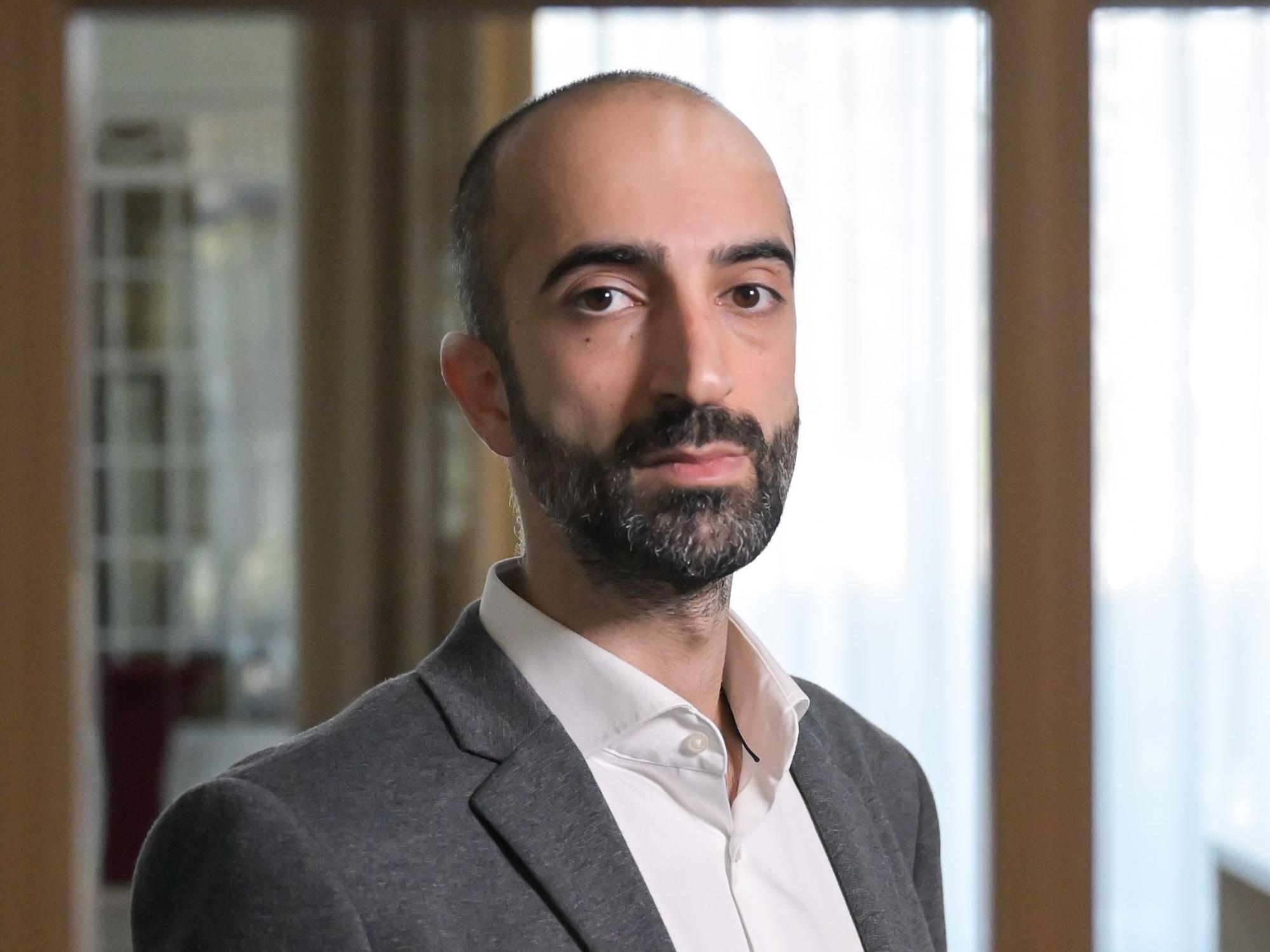 Cihan Celik (Foto vom 24. September 2021) ist Oberarzt auf der Isolierstation für Covid-19-Kranke im Klinikum Darmstadt.