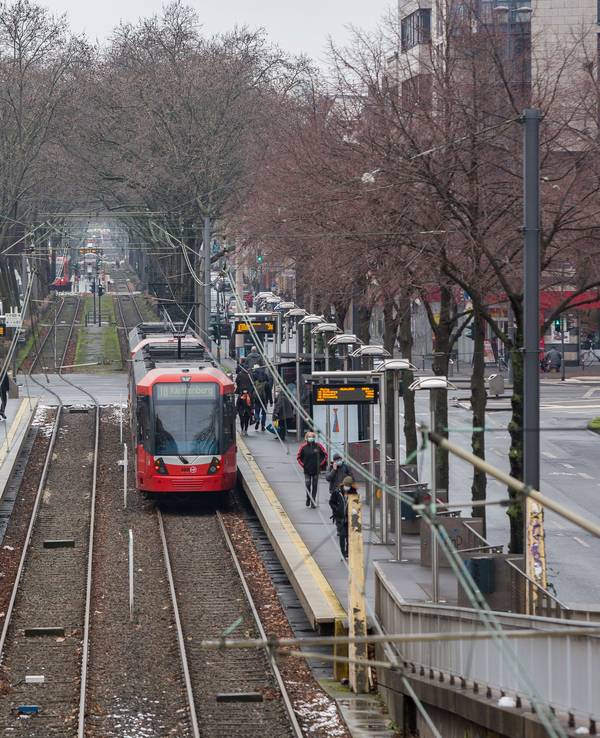 KVB-Linie 18 auf Höhe des Kölner Landgerichts an der Haltestelle Weißhausstraße. Foto: Michael Bause