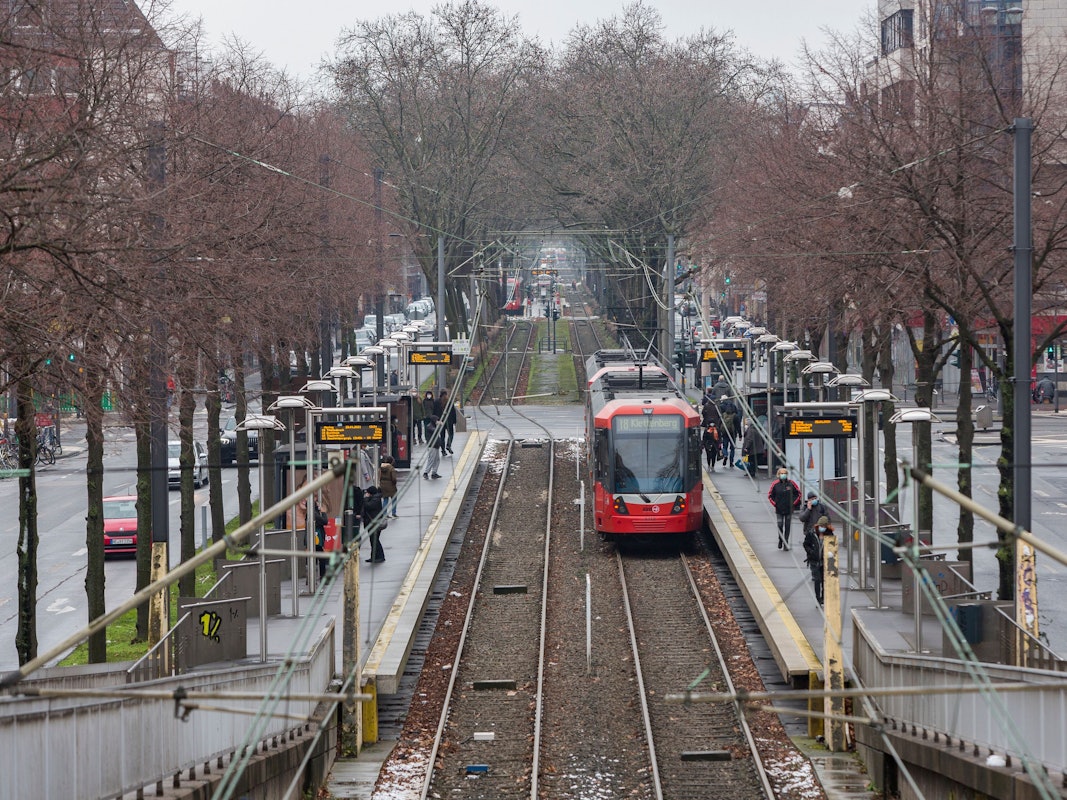KVB-Linie 18 auf Höhe des Kölner Landgerichts an der Haltestelle Weißhausstraße. Foto: Michael Bause