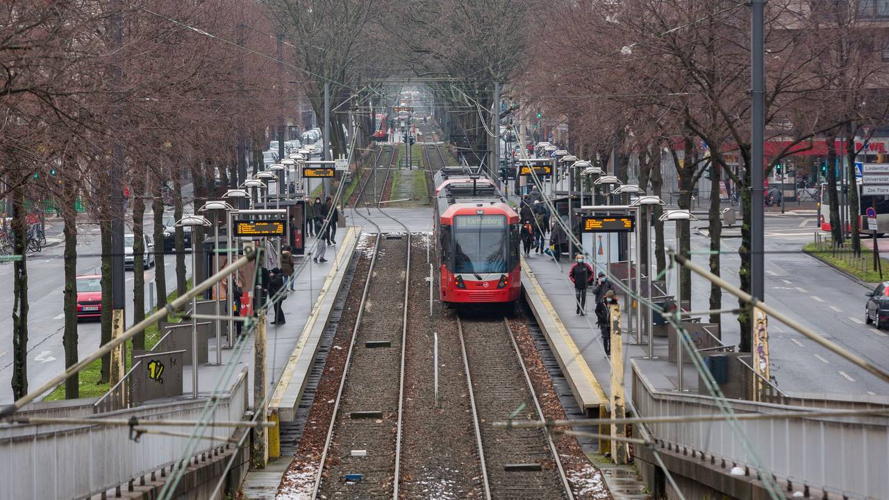 KVB-Linie 18 auf Höhe des Kölner Landgerichts an der Haltestelle Weißhausstraße. Foto: Michael Bause