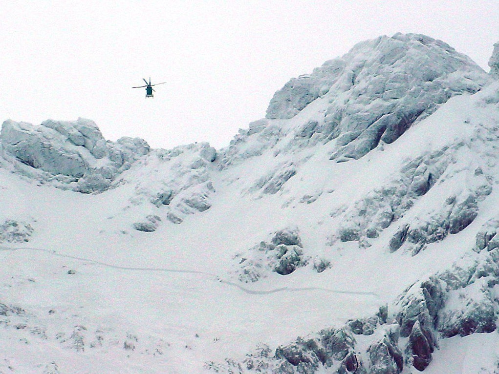 Ein Hubschrauber der bayerischen Bergwacht fliegt am 27. Dezember 2002 über dem Gebiet der Hocheisspitze bei Berchtesgaden. Am Dienstag (25. Januar 2022) starb in dem Gebiet ein 39-jähriger Skitourengeher in einer selbst ausgelösten Lawine.
