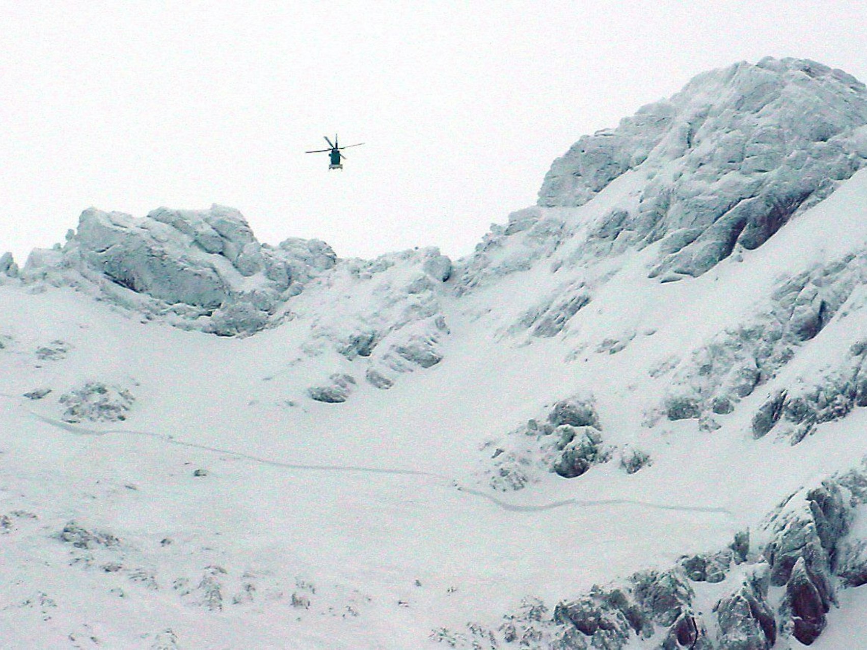 Ein Hubschrauber der bayerischen Bergwacht fliegt am 27. Dezember 2002 über dem Gebiet der Hocheisspitze bei Berchtesgaden. Am Dienstag (25. Januar 2022) starb in dem Gebiet ein 39-jähriger Skitourengeher in einer selbst ausgelösten Lawine.