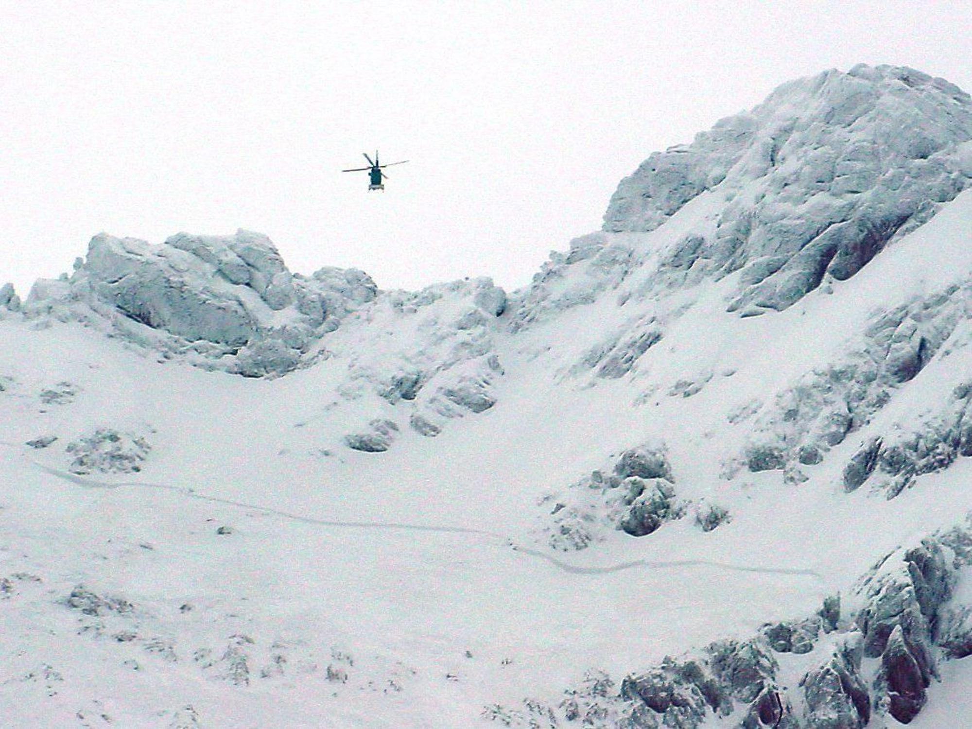 Ein Hubschrauber der bayerischen Bergwacht fliegt am 27. Dezember 2002 über dem Gebiet der Hocheisspitze bei Berchtesgaden. Am Dienstag (25. Januar 2022) starb in dem Gebiet ein 39-jähriger Skitourengeher in einer selbst ausgelösten Lawine.