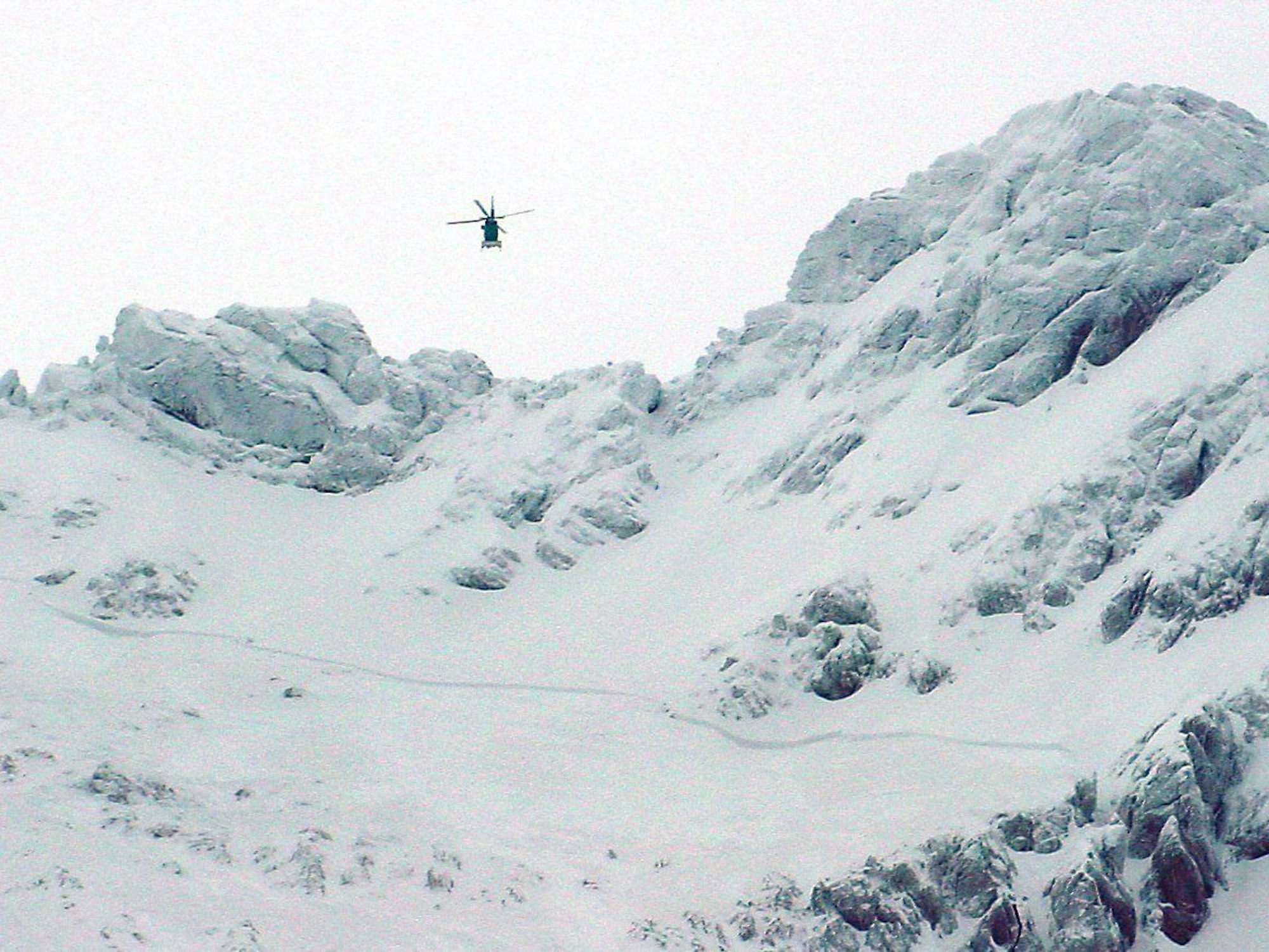 Ein Hubschrauber der bayerischen Bergwacht fliegt am 27. Dezember 2002 über dem Gebiet der Hocheisspitze bei Berchtesgaden. Am Dienstag (25. Januar 2022) starb in dem Gebiet ein 39-jähriger Skitourengeher in einer selbst ausgelösten Lawine.
