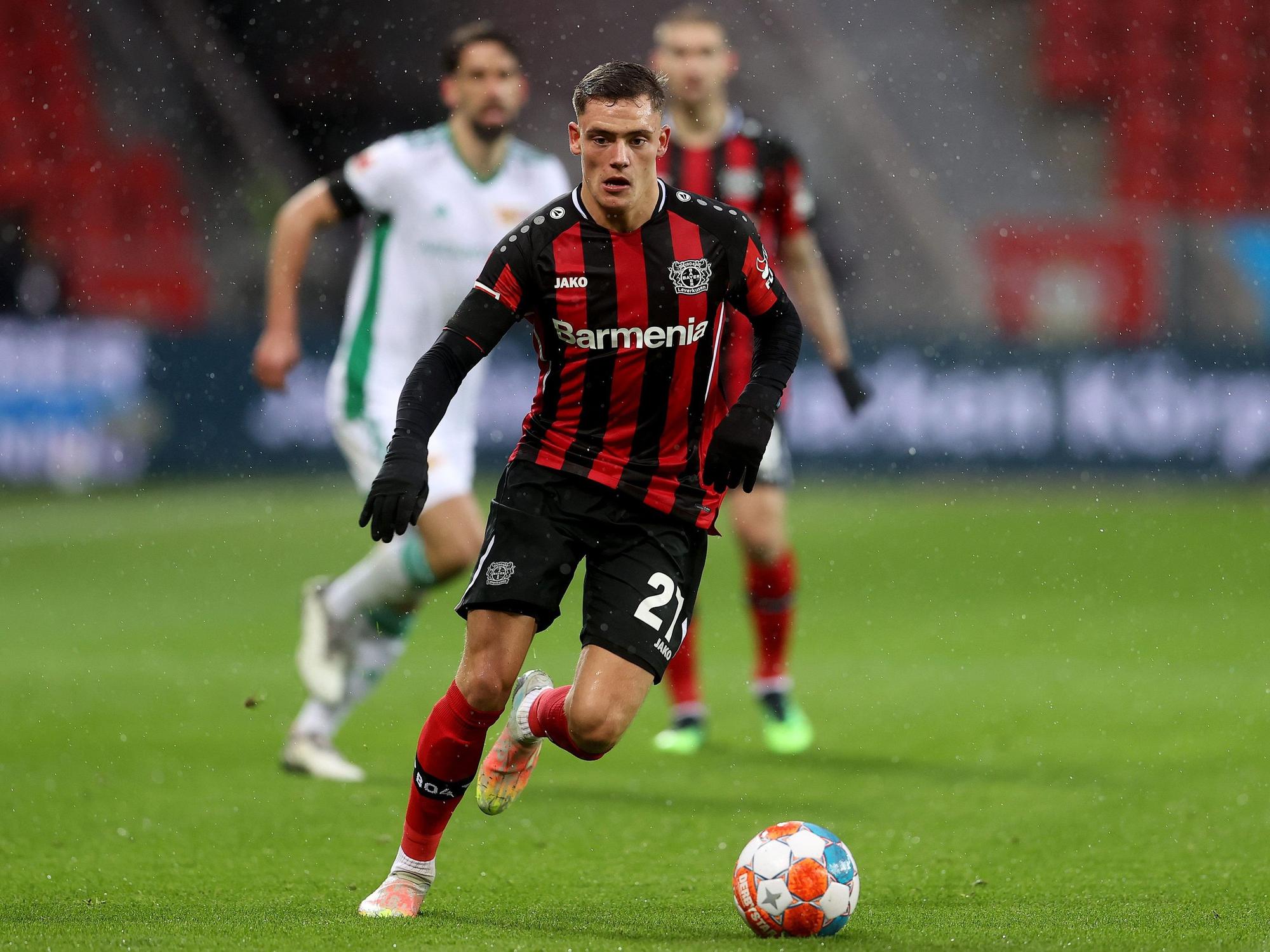 Florian Wirtz führt den Ball am Fuß im Trikot von Bayer Leverkusen.
