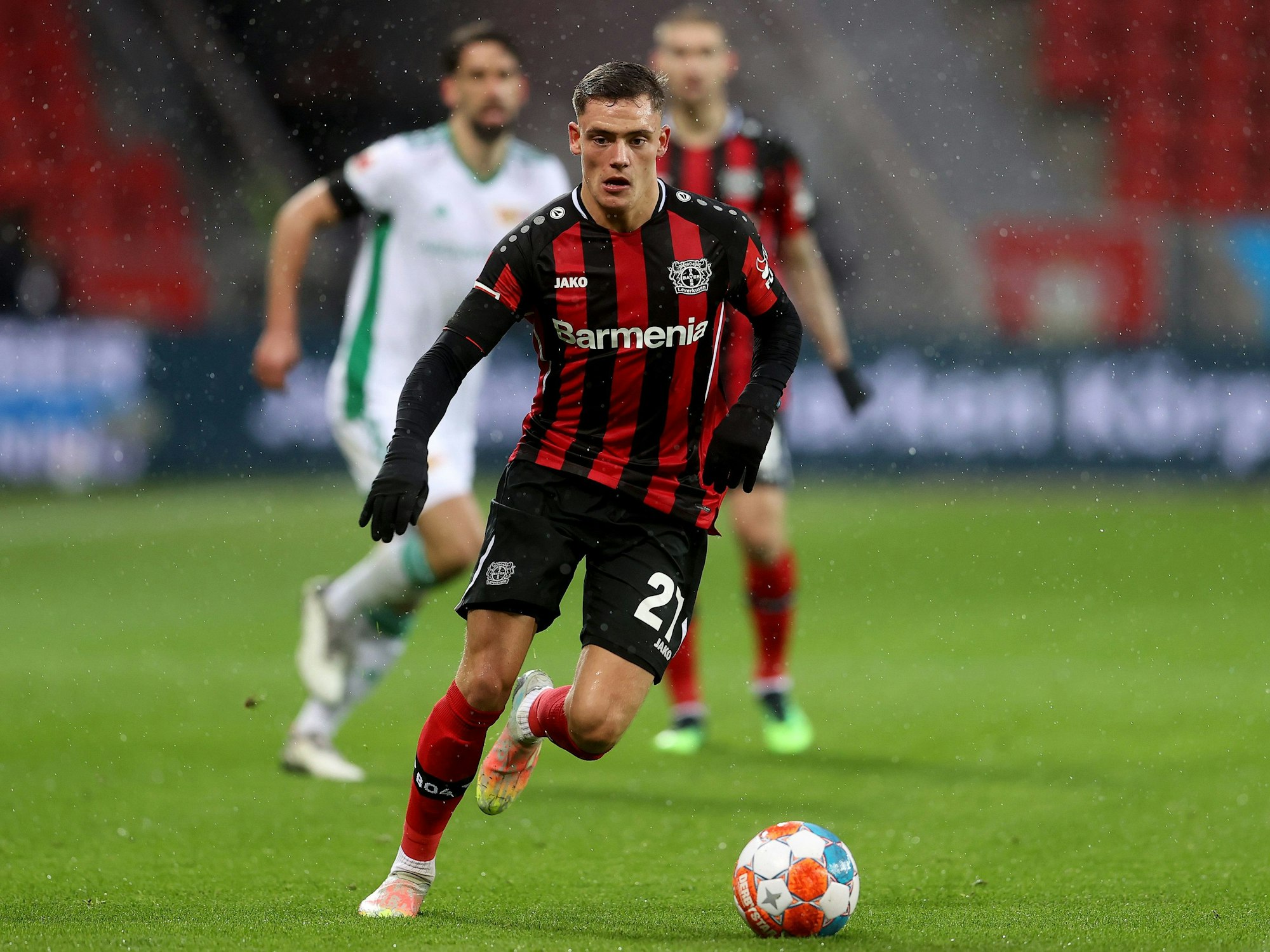 Florian Wirtz führt den Ball am Fuß im Trikot von Bayer Leverkusen.