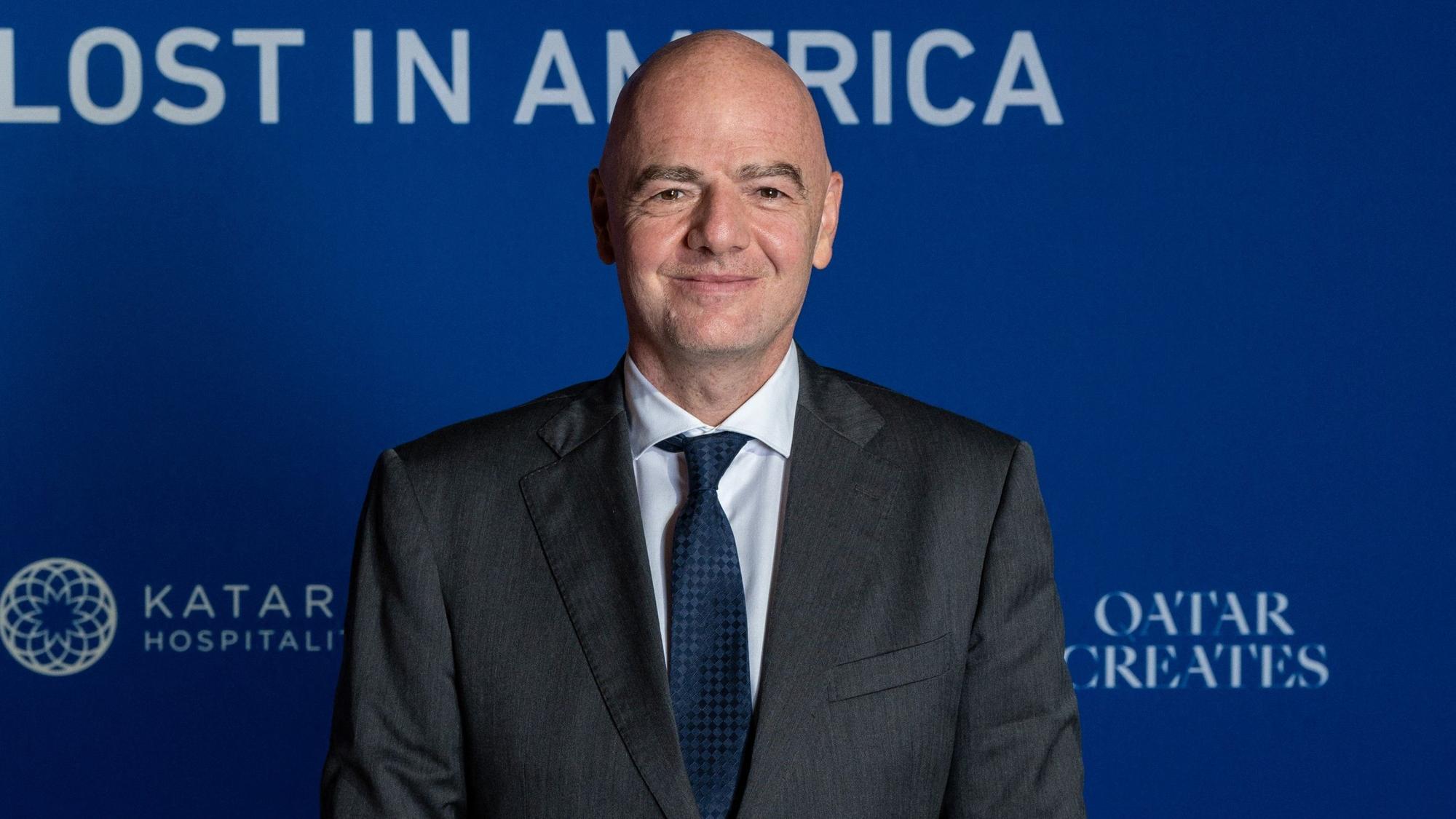 Gianni Infantino posiert auf dem roten Teppich bei einer Gala in Katar.
