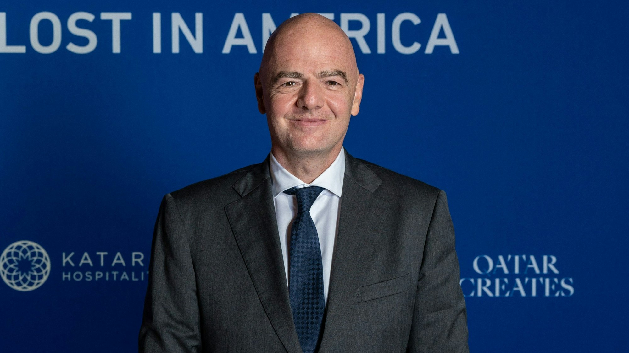 Gianni Infantino posiert auf dem roten Teppich bei einer Gala in Katar.