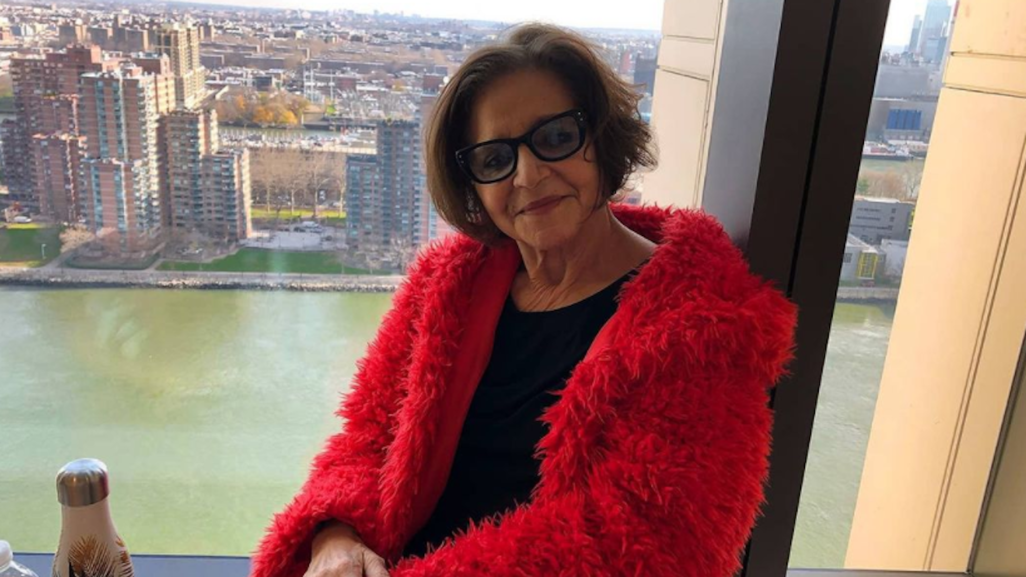Die Schauspielerin Kathryn Kates ist im Alter von 73 Jahren gestorben. Das Bild zeigt sie im roten Mantel und mit Sonnenbrille am 3. Dezember 2020.