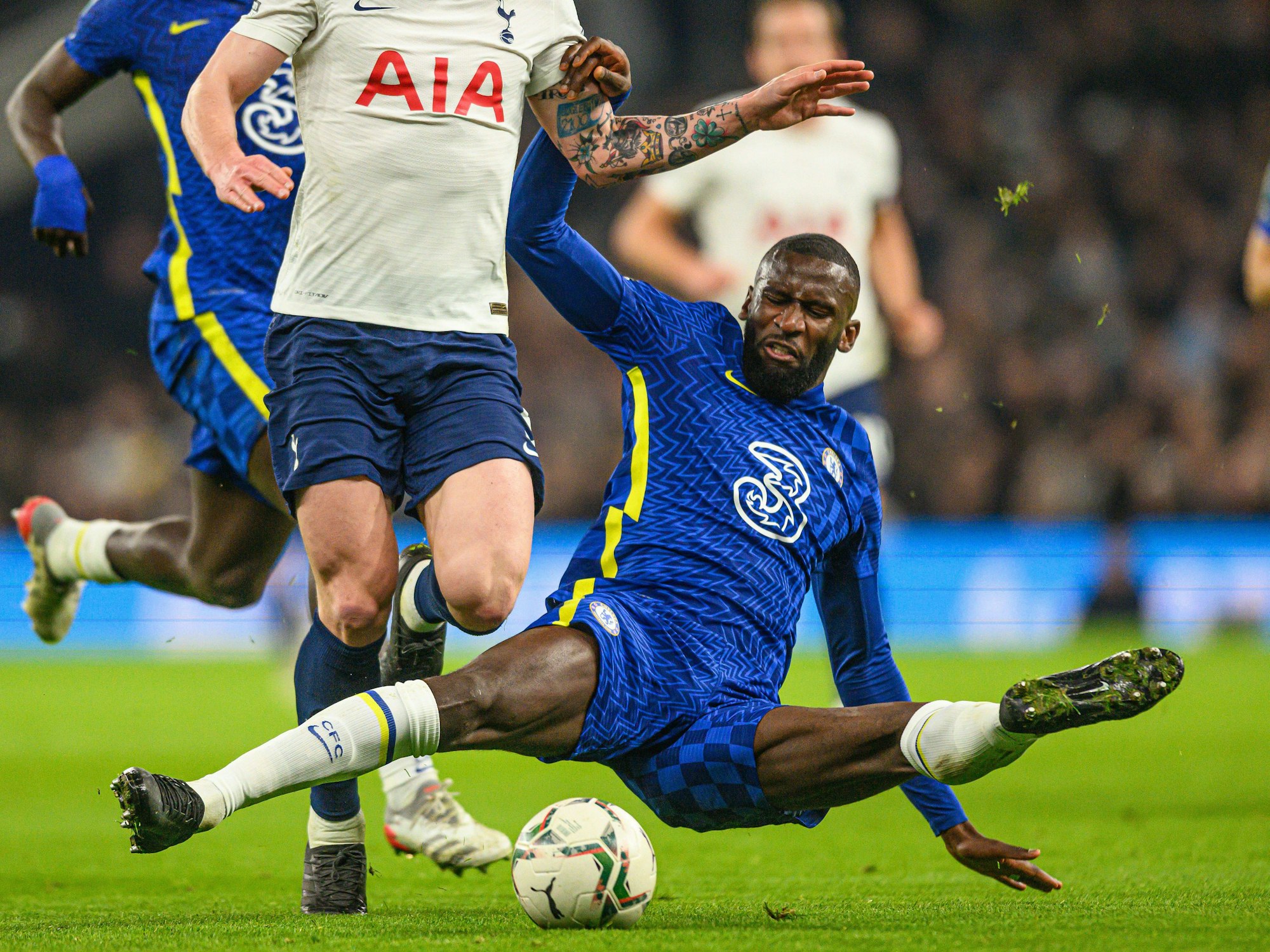 DFB-Star Antonio Rüdiger grätscht für den FC Chelsea.