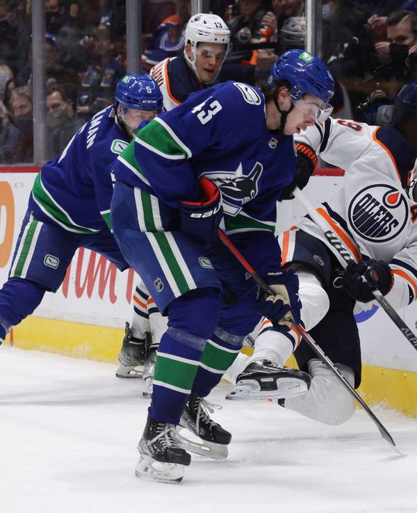Leon Draisaitl wird im Zweikampf Richtung Bande gedrückt.