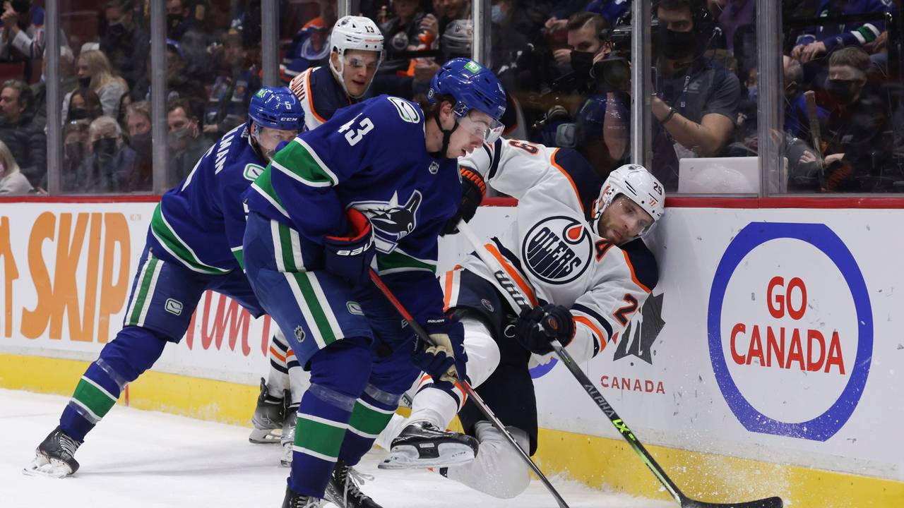 Leon Draisaitl wird im Zweikampf Richtung Bande gedrückt.