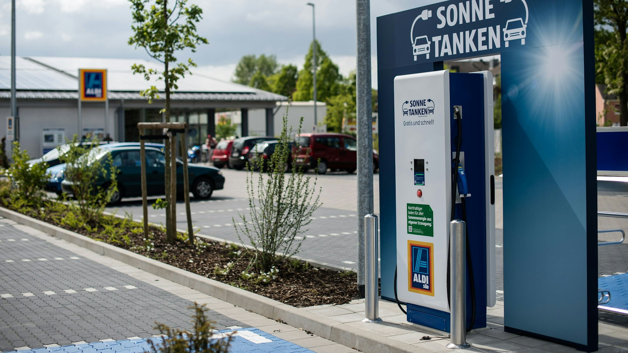 Die Aldi Süd Ladestation für Elektrofahrzeuge und -fahrräder aufgenommen am 19.05.2015 in Düsseldorf (Nordrhein-Westfalen).