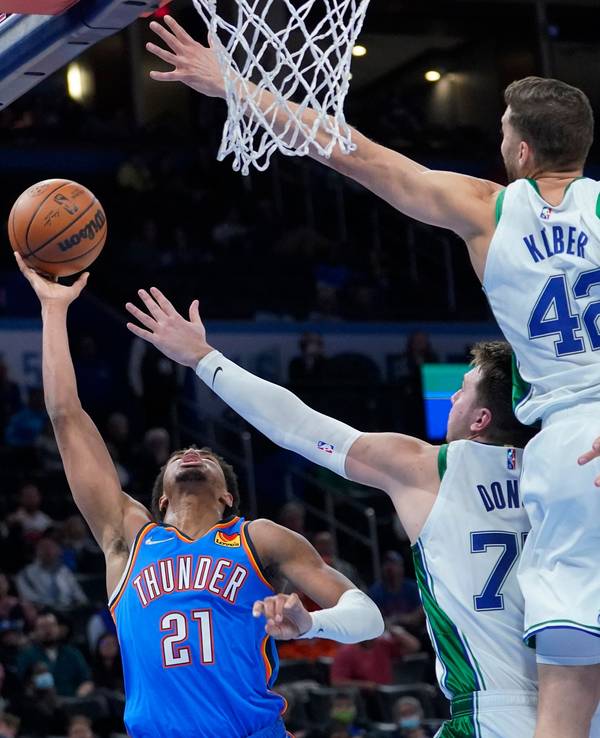 Maxi Kleber versucht in der nBA einen Wurf zu blocken.