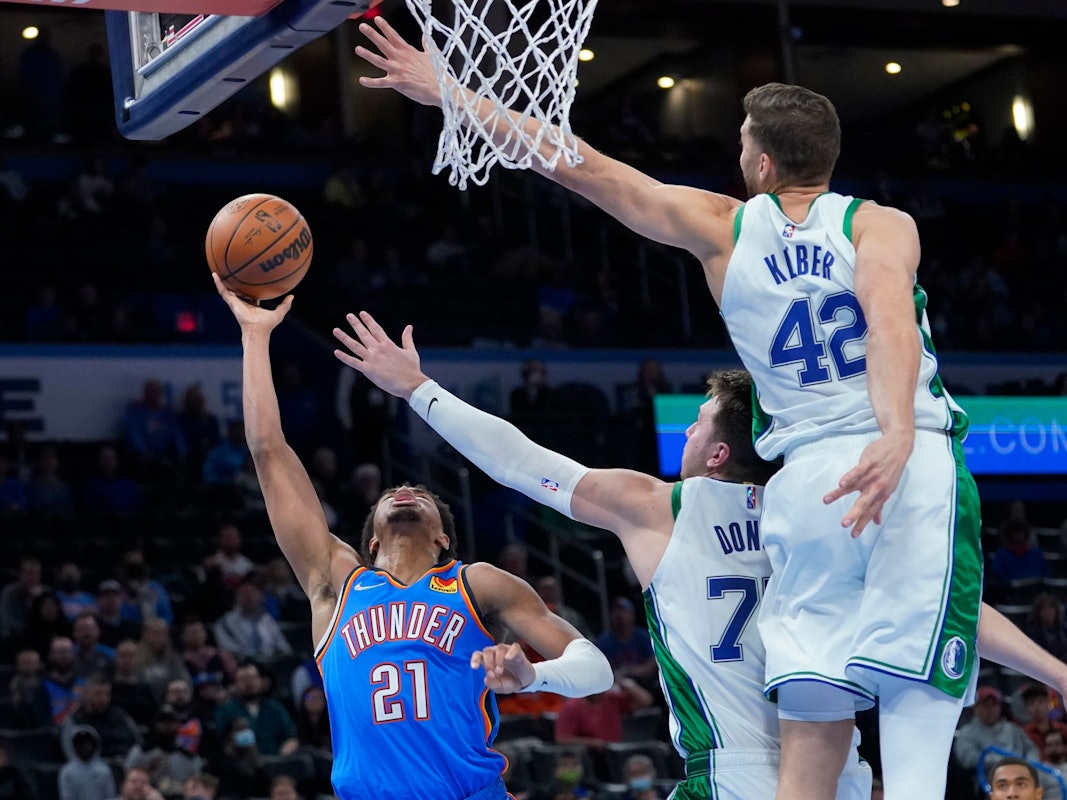 Maxi Kleber versucht in der nBA einen Wurf zu blocken.