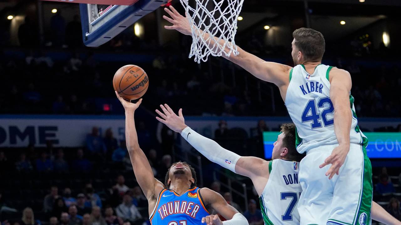 Maxi Kleber versucht in der nBA einen Wurf zu blocken.