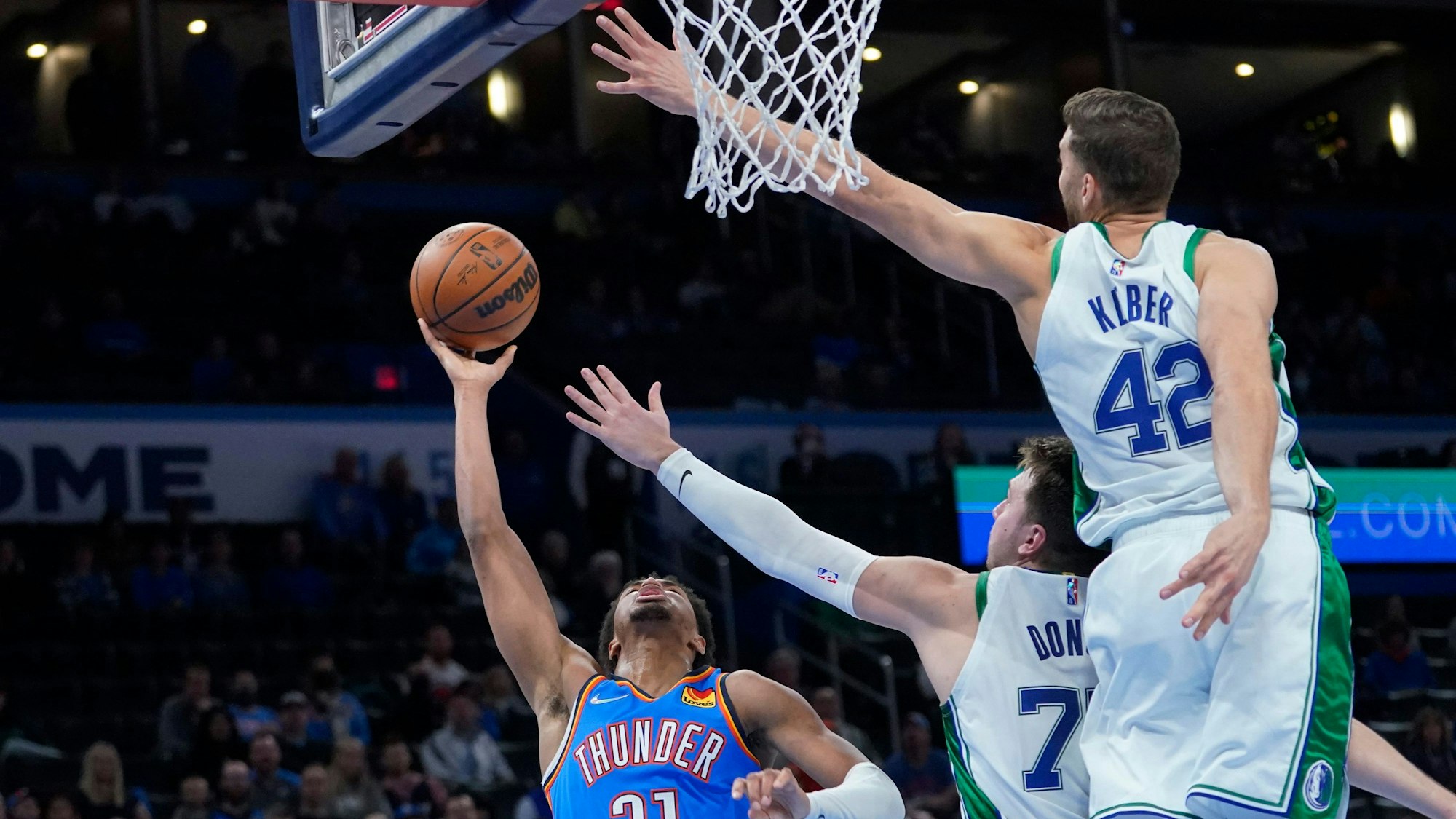 Maxi Kleber versucht in der nBA einen Wurf zu blocken.