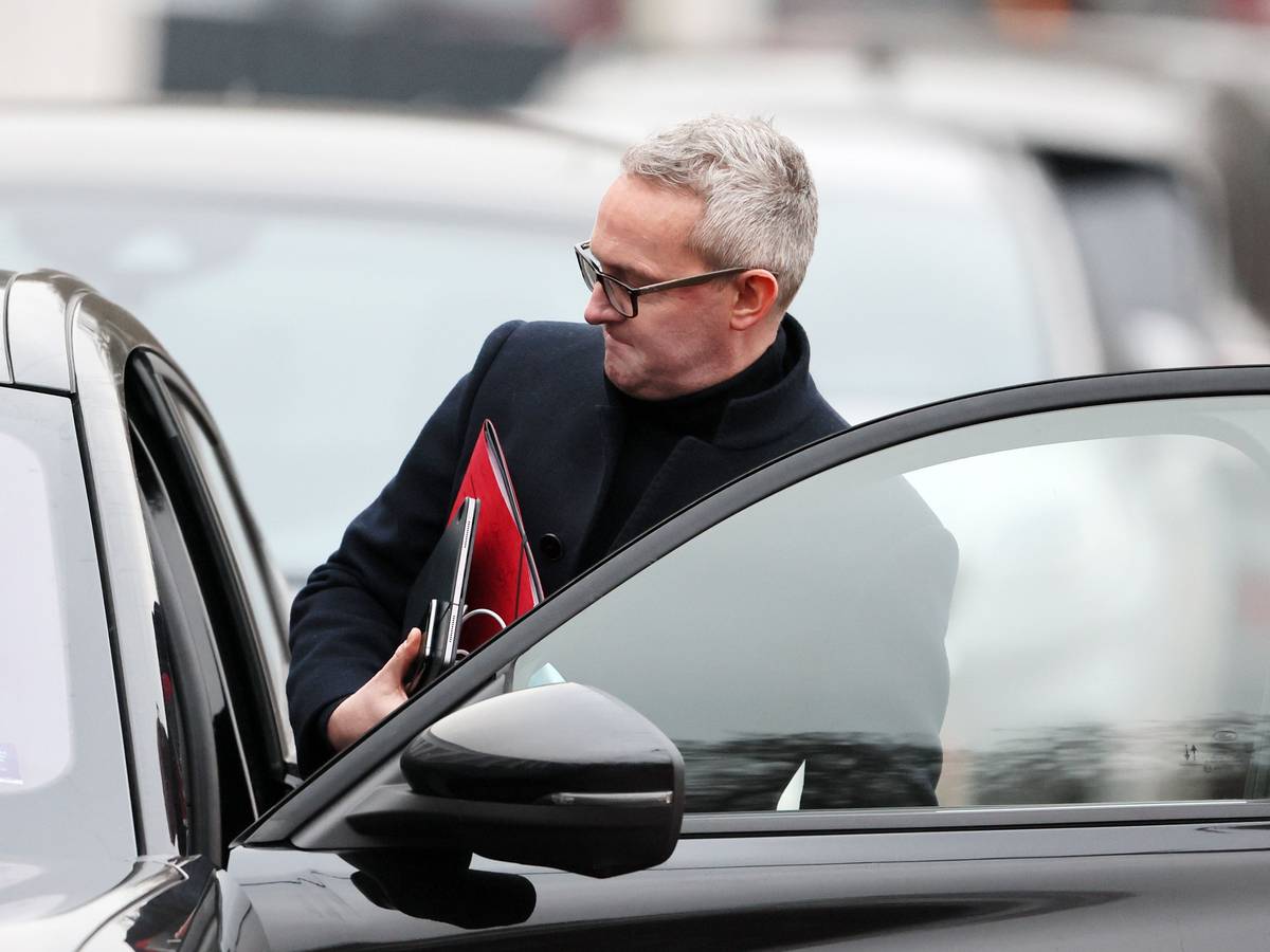 Alexander Wehrle steigt am Geißbockheim in sein Auto.