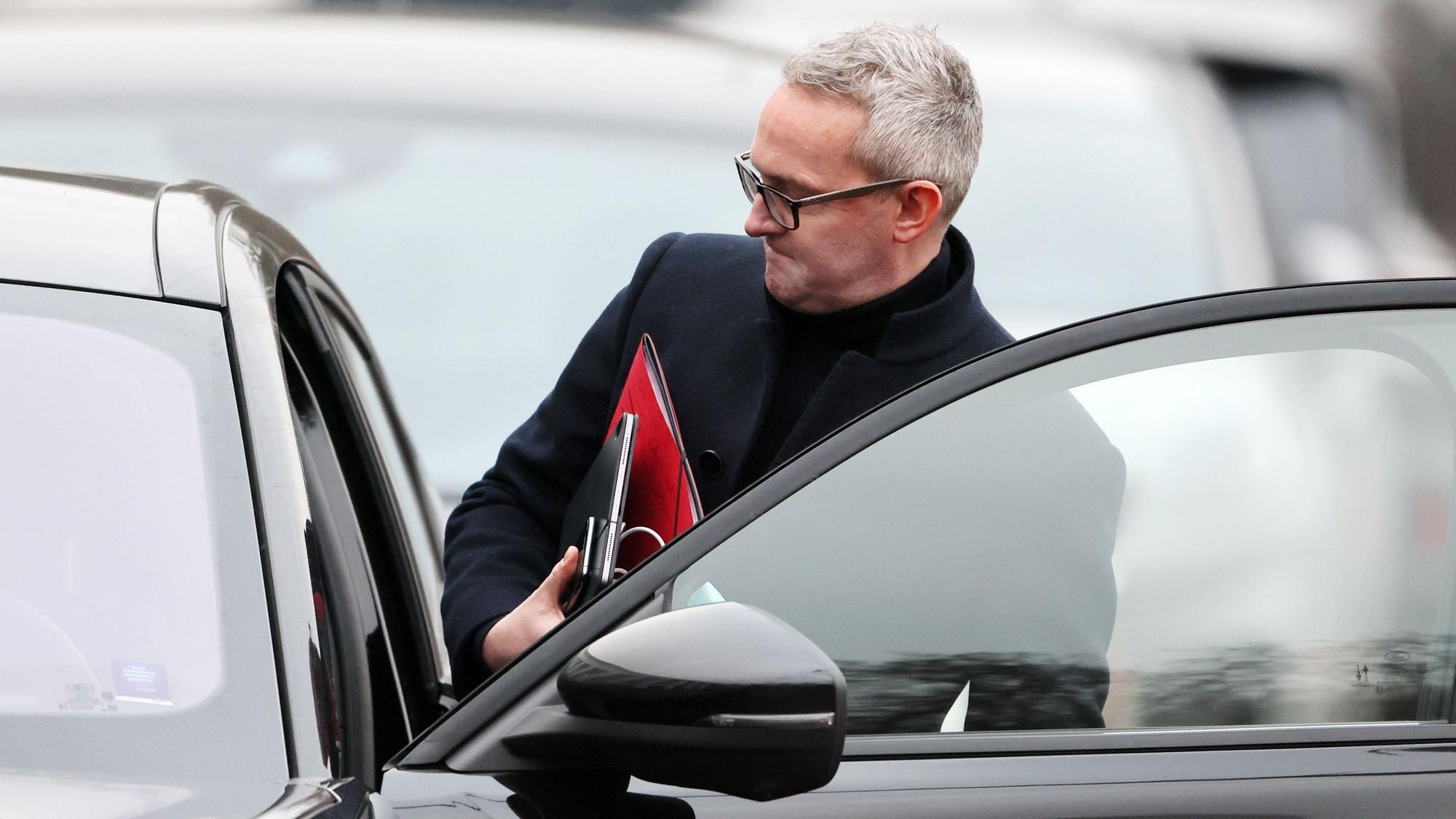 Alexander Wehrle steigt am Geißbockheim in sein Auto.