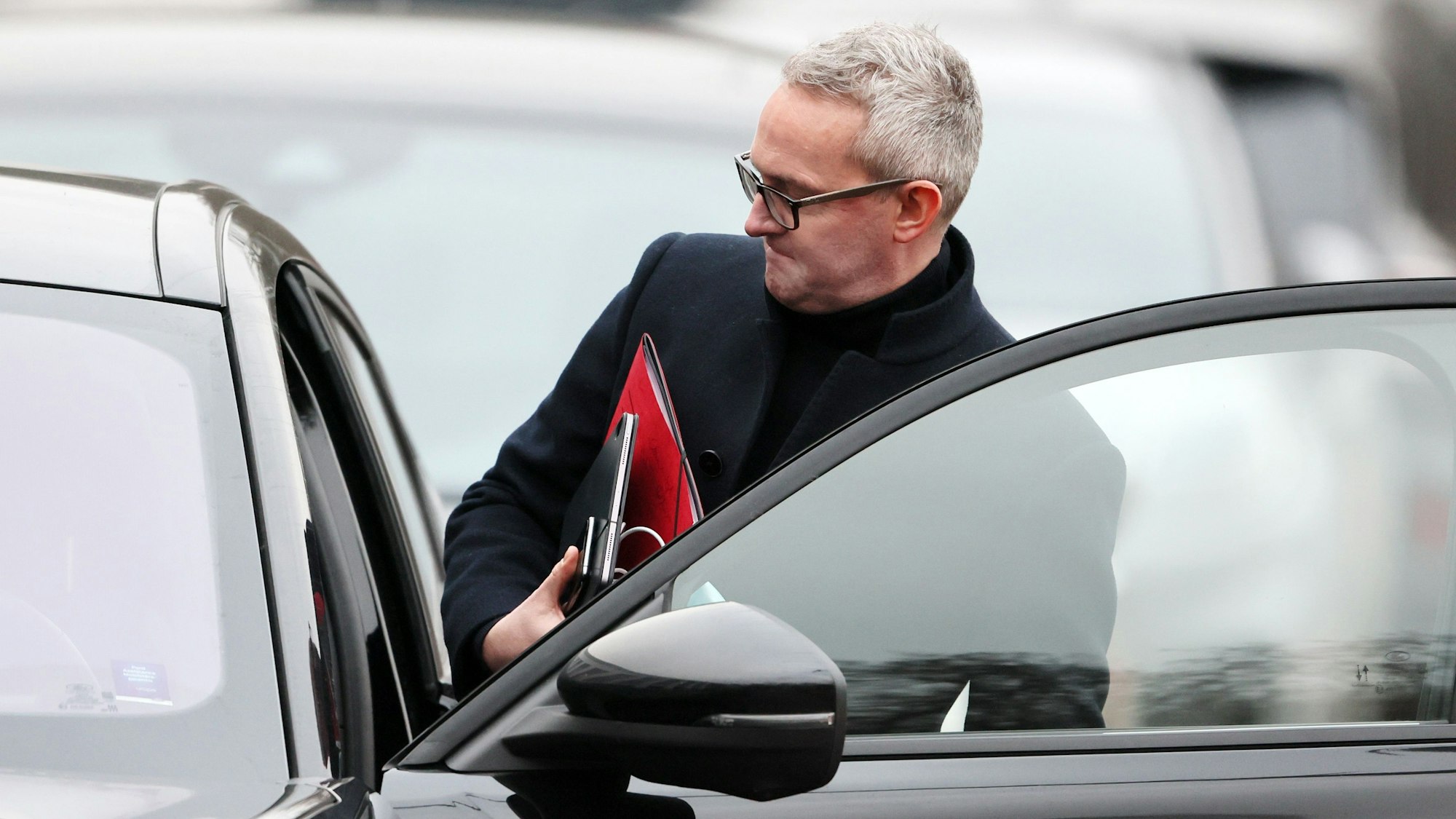 Alexander Wehrle steigt am Geißbockheim in sein Auto.