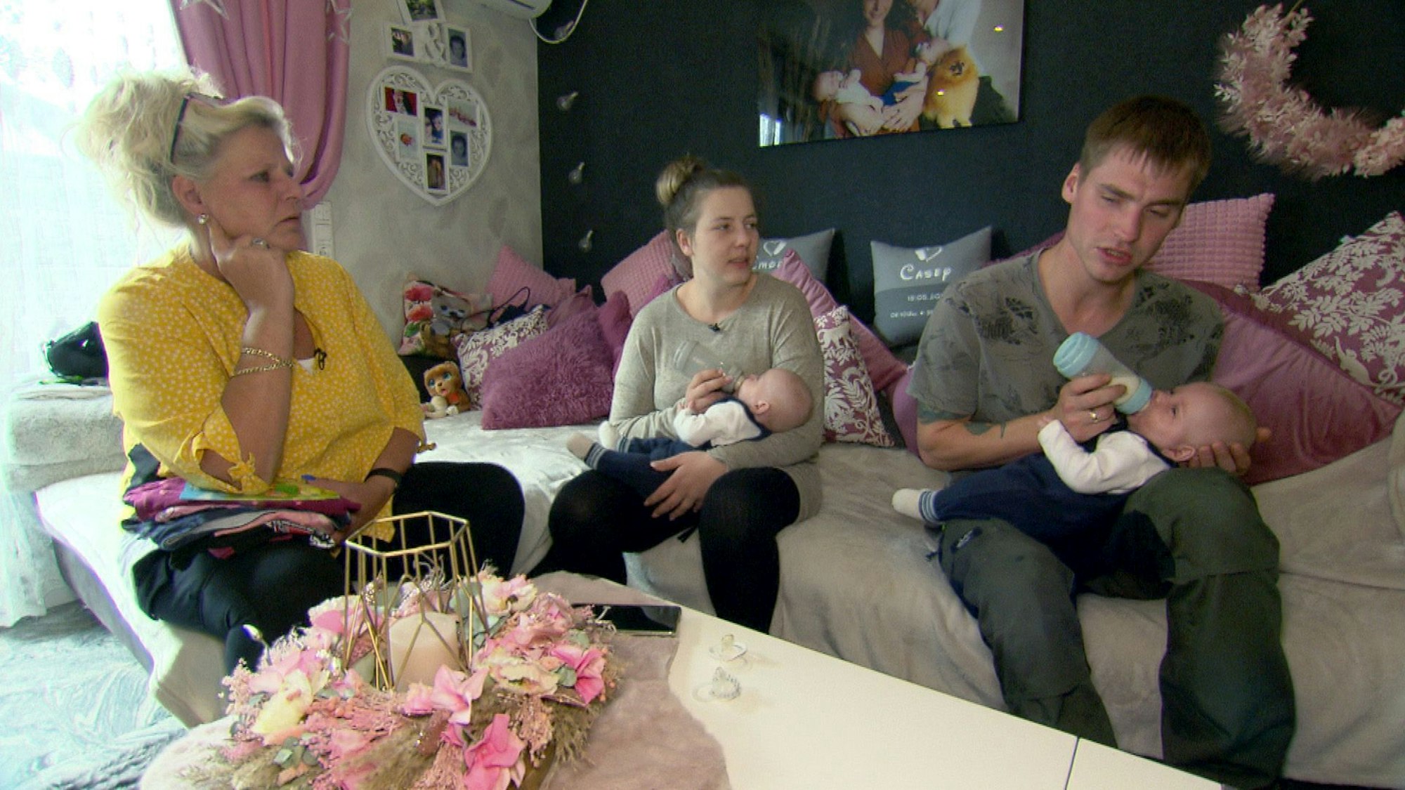 Silvia Wollny und Sarafina und Peter Wollny (v.l.n.r) sitzen auf dem Sofa und sind im Gespräch.