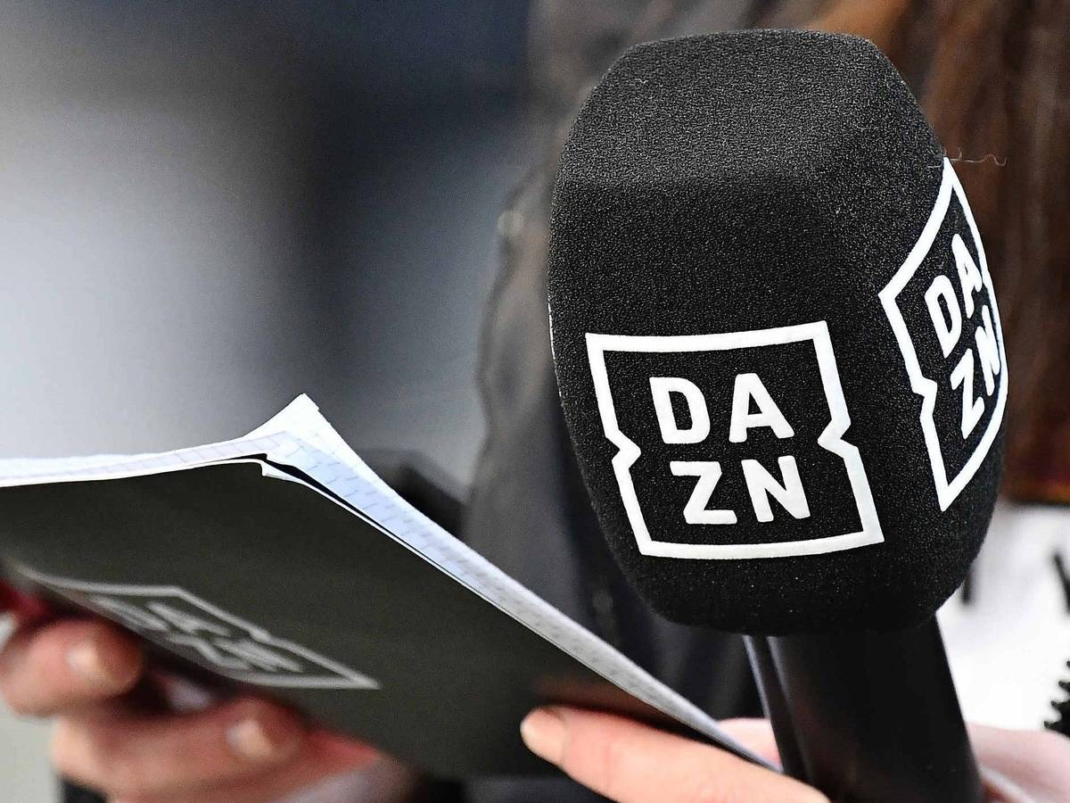 Ein DAZN-Mikrofon und Moderations-Karten mit dem Logo des Streaming-Senders