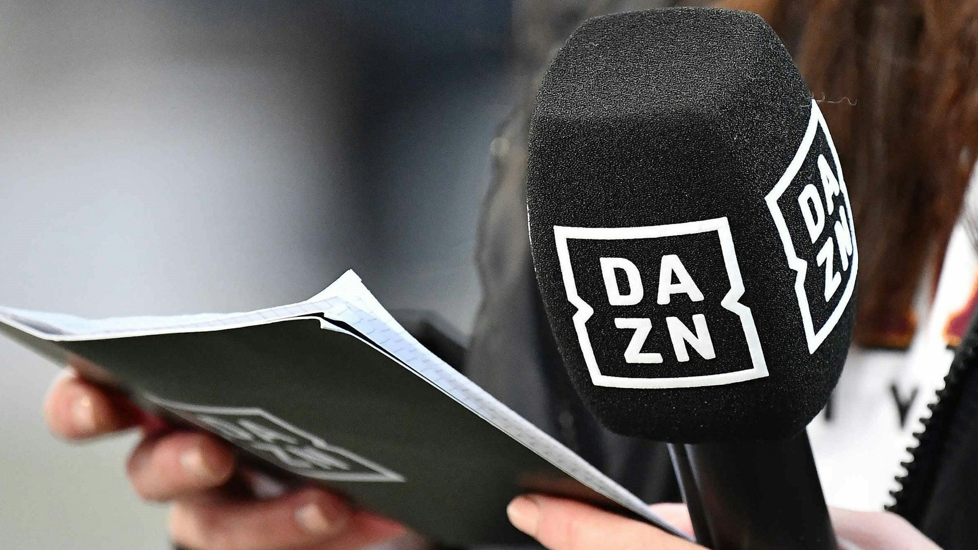 Ein DAZN-Mikrofon und Moderations-Karten mit dem Logo des Streaming-Senders