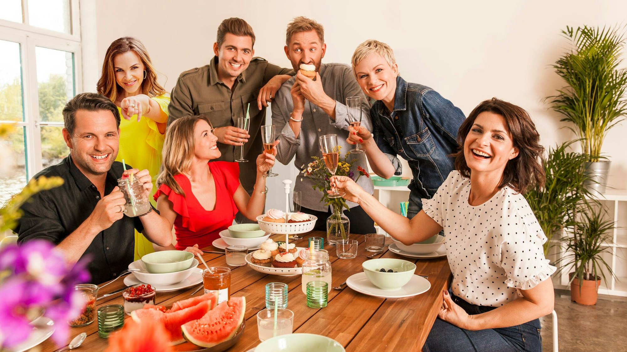 Das "SAT.1-Frühstücksfernsehen" lädt zum Sonntagsbrunch: SAT.1 zeigt die beliebteste Morning-Show Deutschlands vom 24. Oktober 2021 bis Weihnachten (9:00 bis 11:00 Uhr) auch am Sonntag - moderiert vom Daniel Boschmann, Karen Heinrichs, Annika Lau, Marlene Lufen, Matthias Killing und Chris Wackert im Wechsel.
