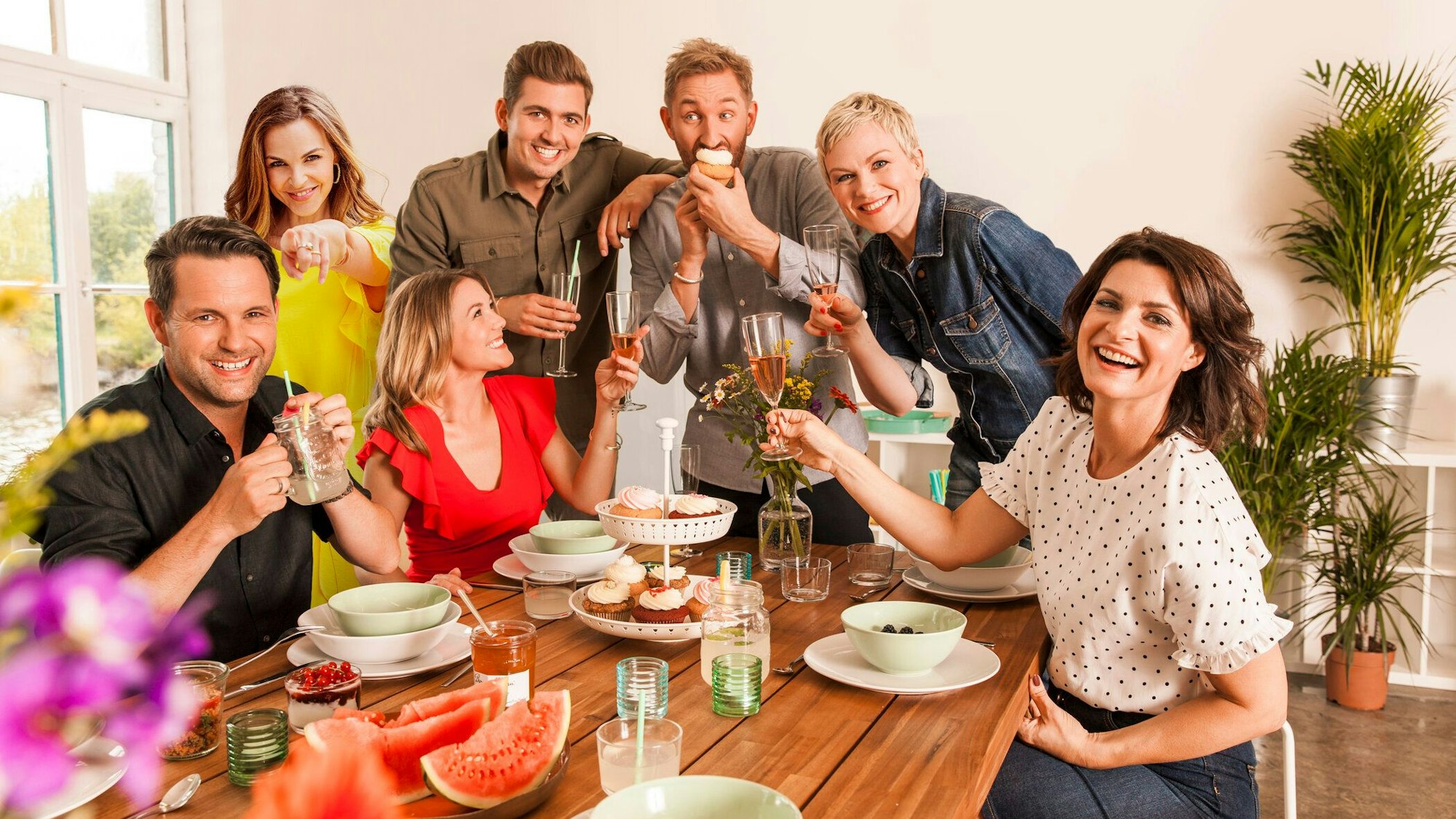 Das "SAT.1-Frühstücksfernsehen" lädt zum Sonntagsbrunch: SAT.1 zeigt die beliebteste Morning-Show Deutschlands vom 24. Oktober 2021 bis Weihnachten (9:00 bis 11:00 Uhr) auch am Sonntag - moderiert vom Daniel Boschmann, Karen Heinrichs, Annika Lau, Marlene Lufen, Matthias Killing und Chris Wackert im Wechsel.