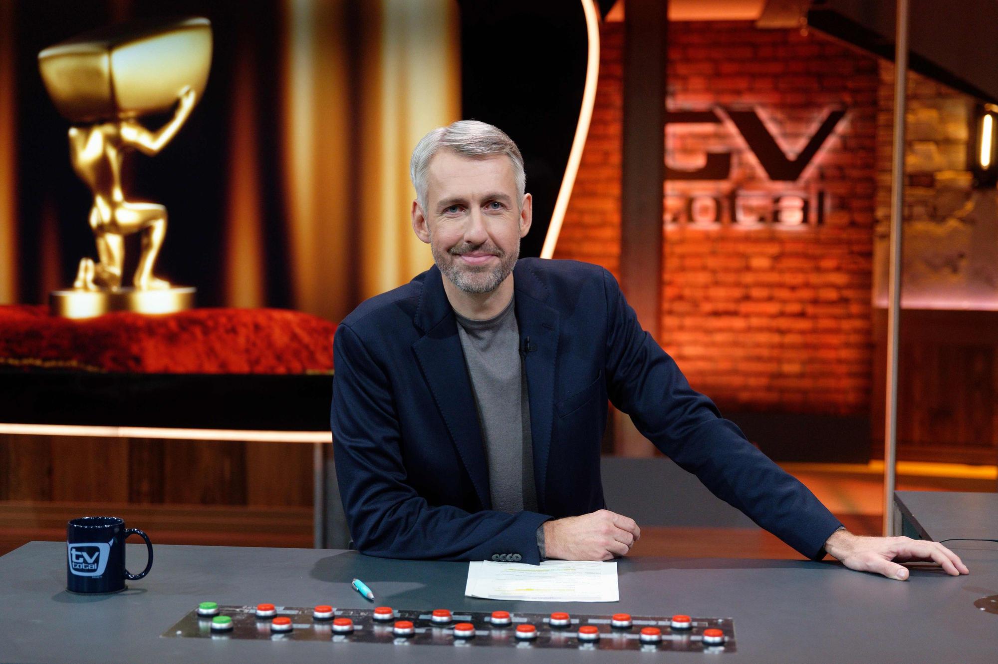 Der Entertainer Sebastian Pufpaff sitzt nach der Aufzeichnung der ProSieben-Comedyshow „TV total“ im Studio.
