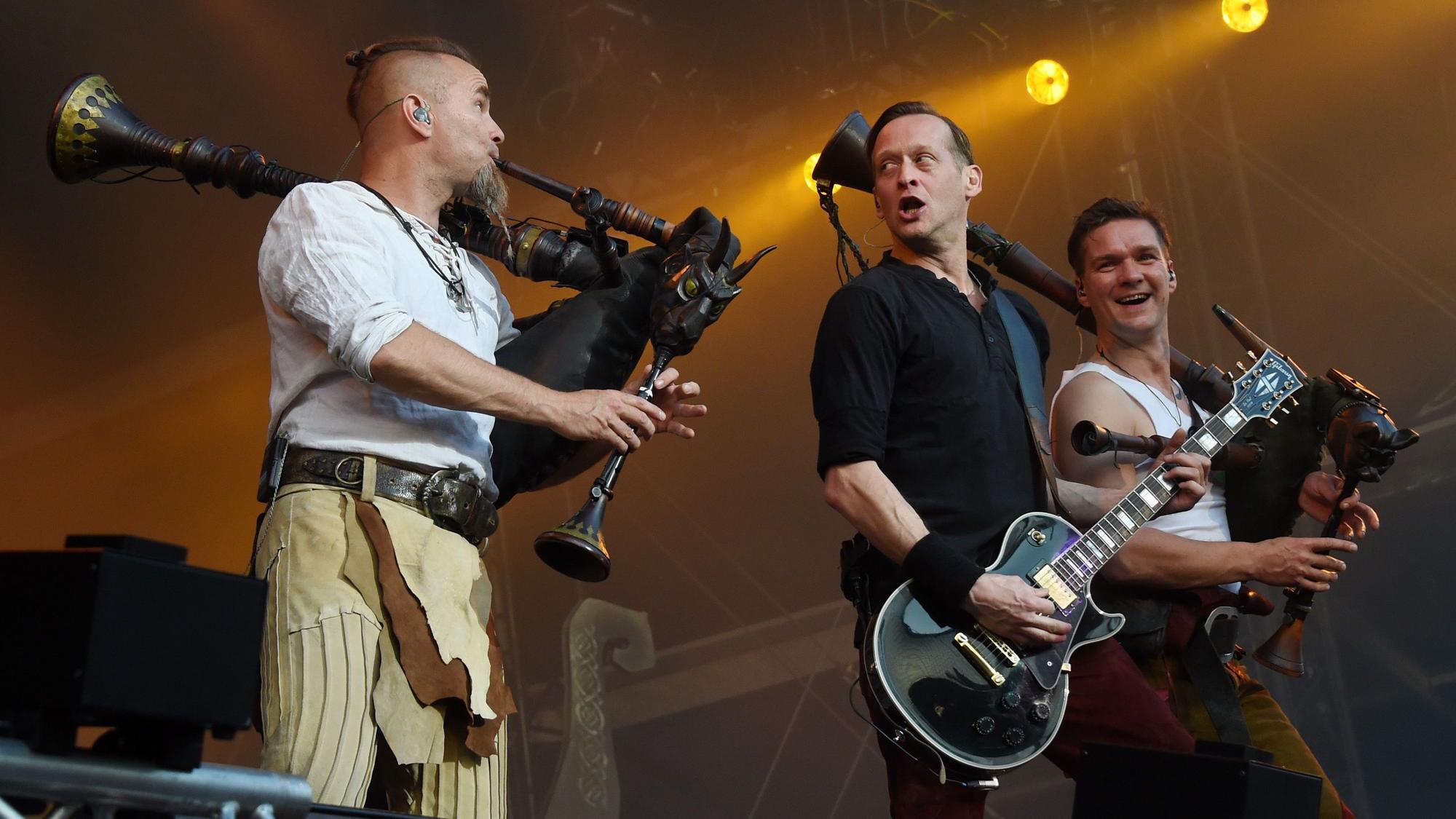 Die Musiker der Band "In Extremo", Boris Pfeiffer (l-r), Sebastian Lange und Marco Zorzytzky, treten am 27.05.2016 in München (Bayern) beim Musikfestival "Rockavaria" auf.