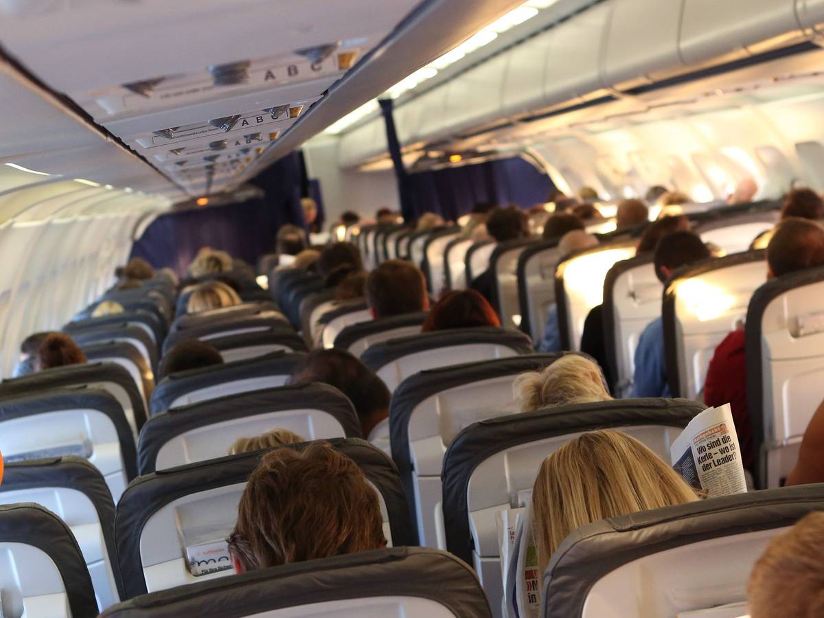 Reisende sitzen am 20. Oktober 2012 in der Kabine einer Maschine der Lufthansa auf dem Flug von Mumbai, Indien, nach München.