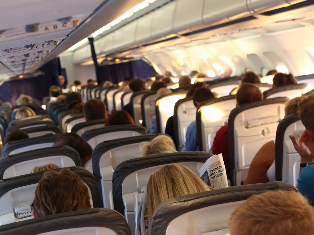 Reisende sitzen am 20. Oktober 2012 in der Kabine einer Maschine der Lufthansa auf dem Flug von Mumbai, Indien, nach München.