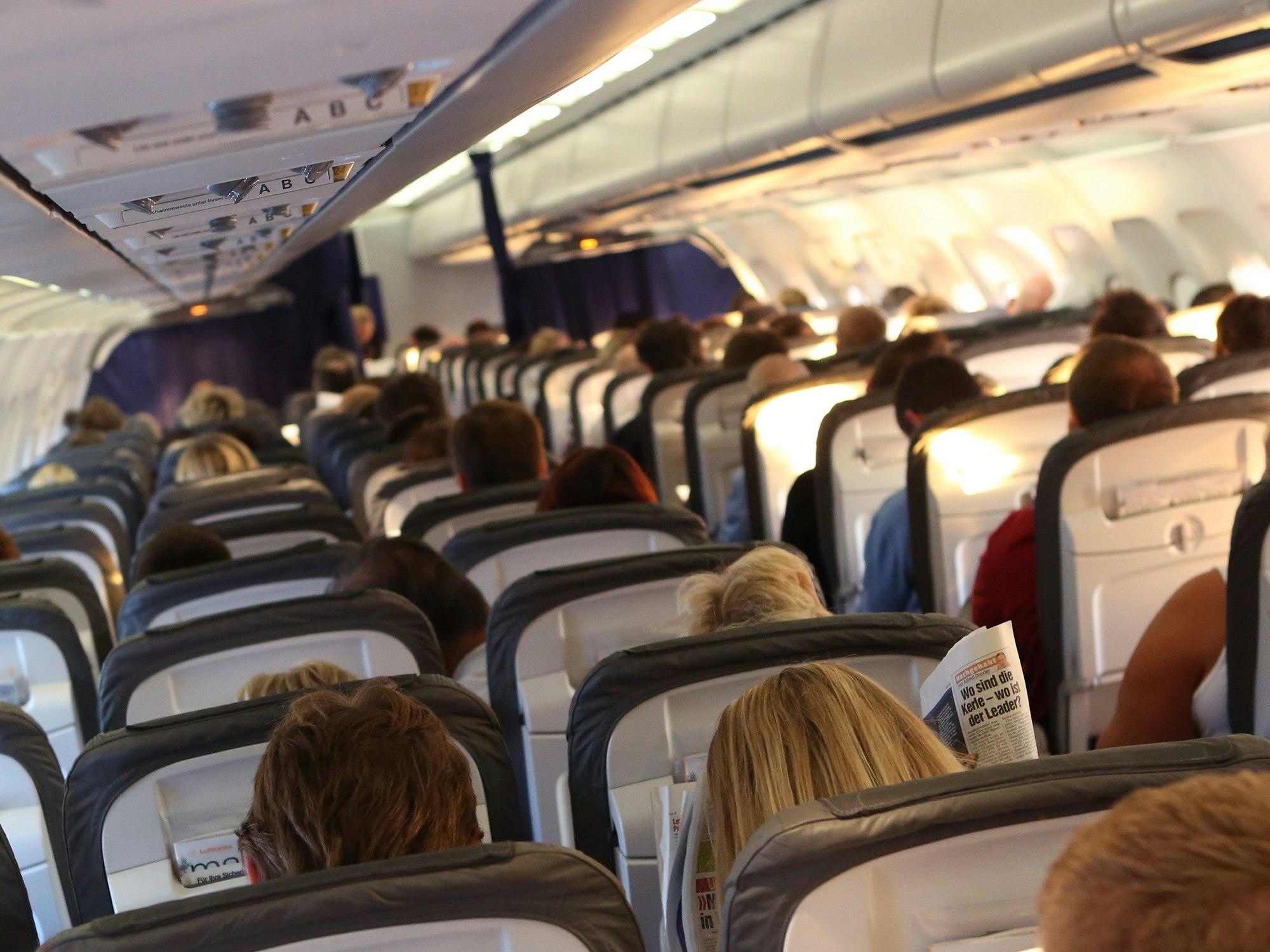 Reisende sitzen am 20. Oktober 2012 in der Kabine einer Maschine der Lufthansa auf dem Flug von Mumbai, Indien, nach München.