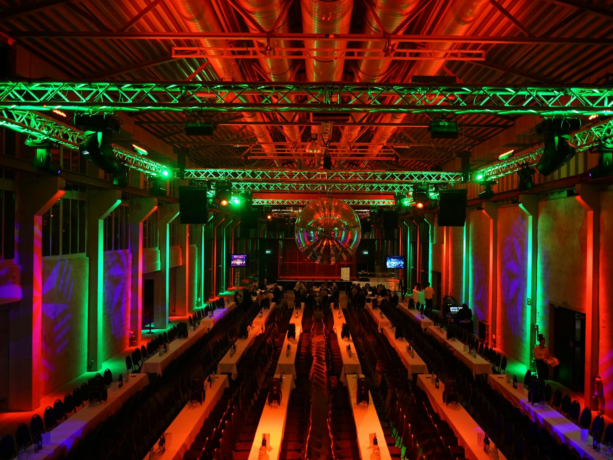 Blick in die bestuhlte Wassermannhalle