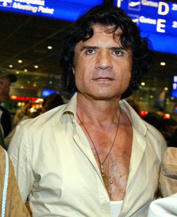 Susan Stahnke und Schlagersänger Costa Cordalis warten 2004 am Flughafen Frankfurt gemeinsam auf den Abflug ins Dschungelcamp.