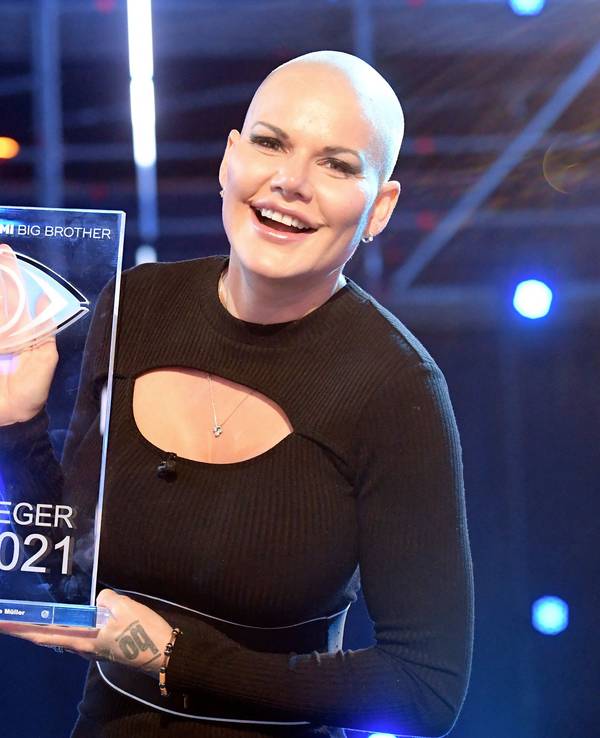 Melanie Müller zeigt ihren Pokal nach ihrem Sieg beim Promi Big Brother Event.