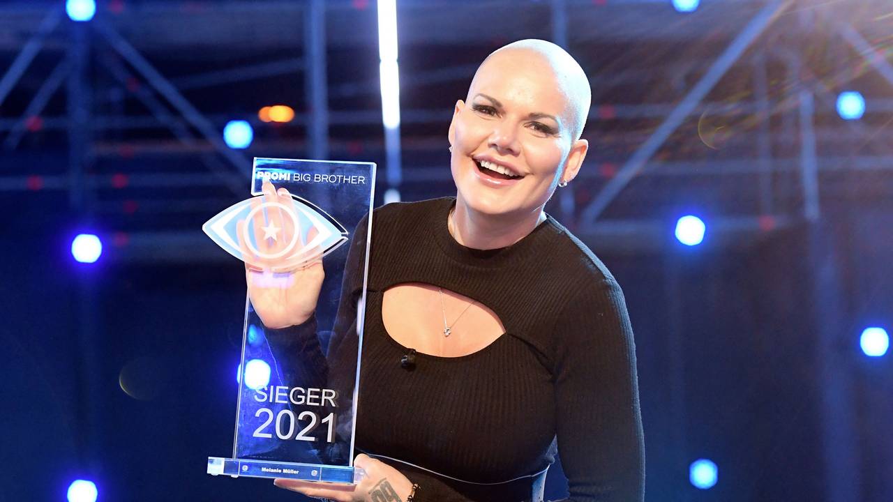 Melanie Müller zeigt ihren Pokal nach ihrem Sieg beim Promi Big Brother Event.